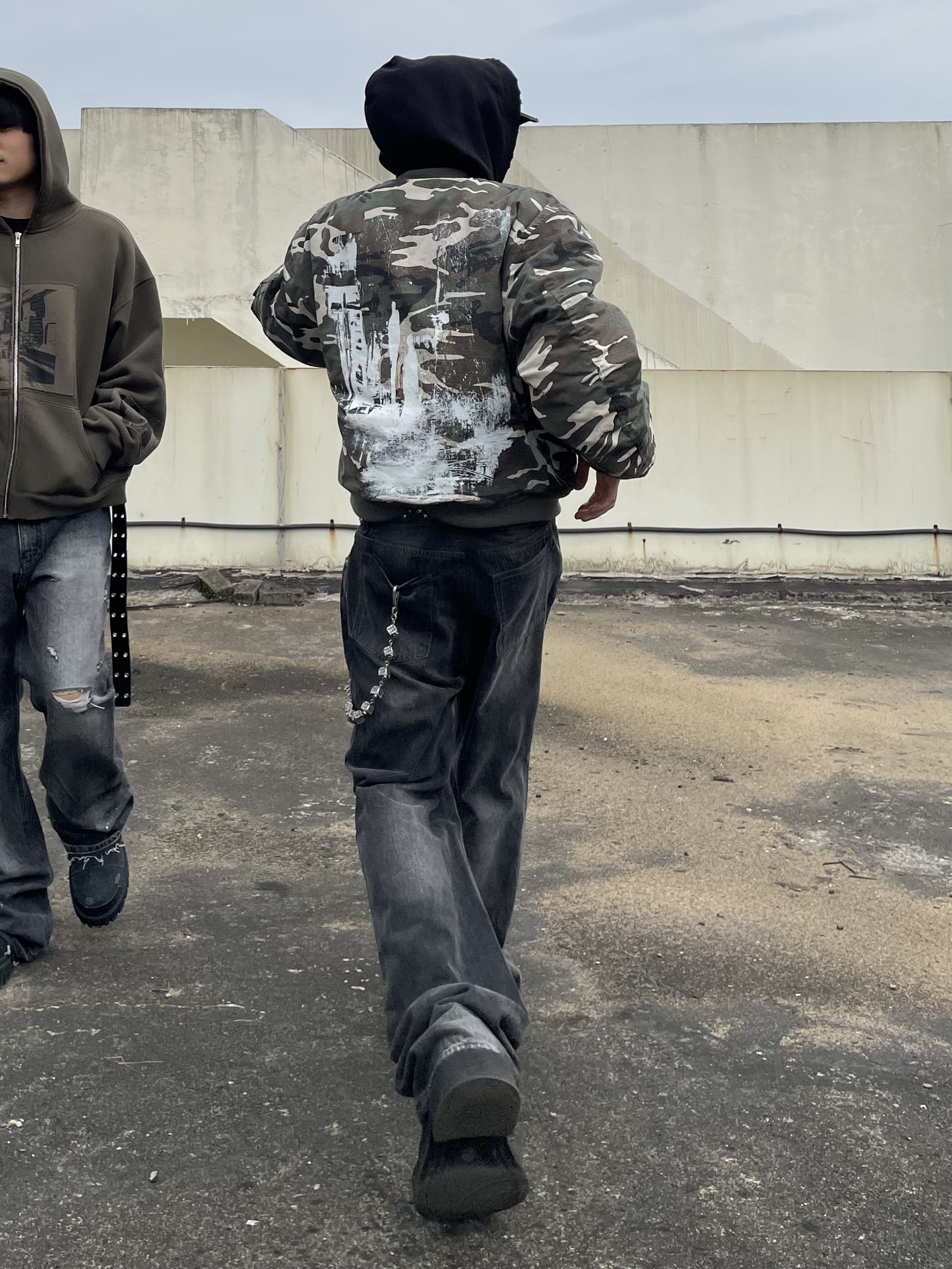 Awende Messiah Camo Bomber Jacket, Awende Blue Wide Jean 착용 스타일 - 1