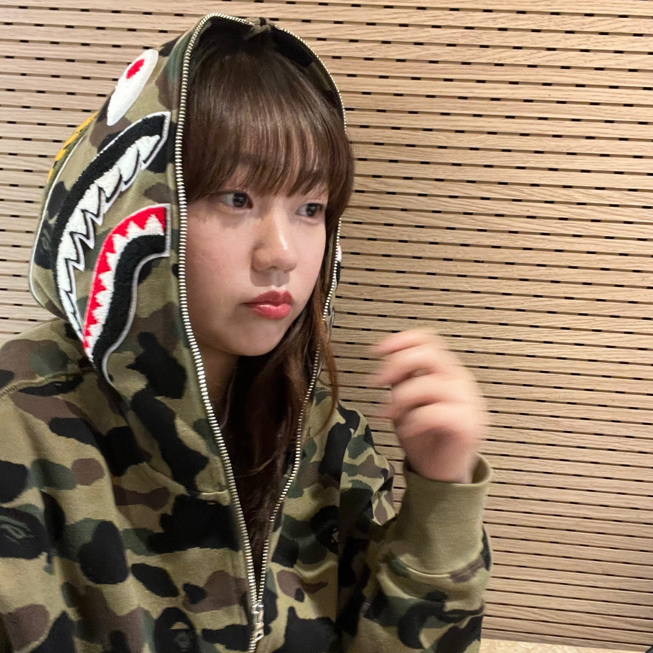BAPE 1st Camo Shark Full Zip Hoodie Army Green 착용 스타일 - 2