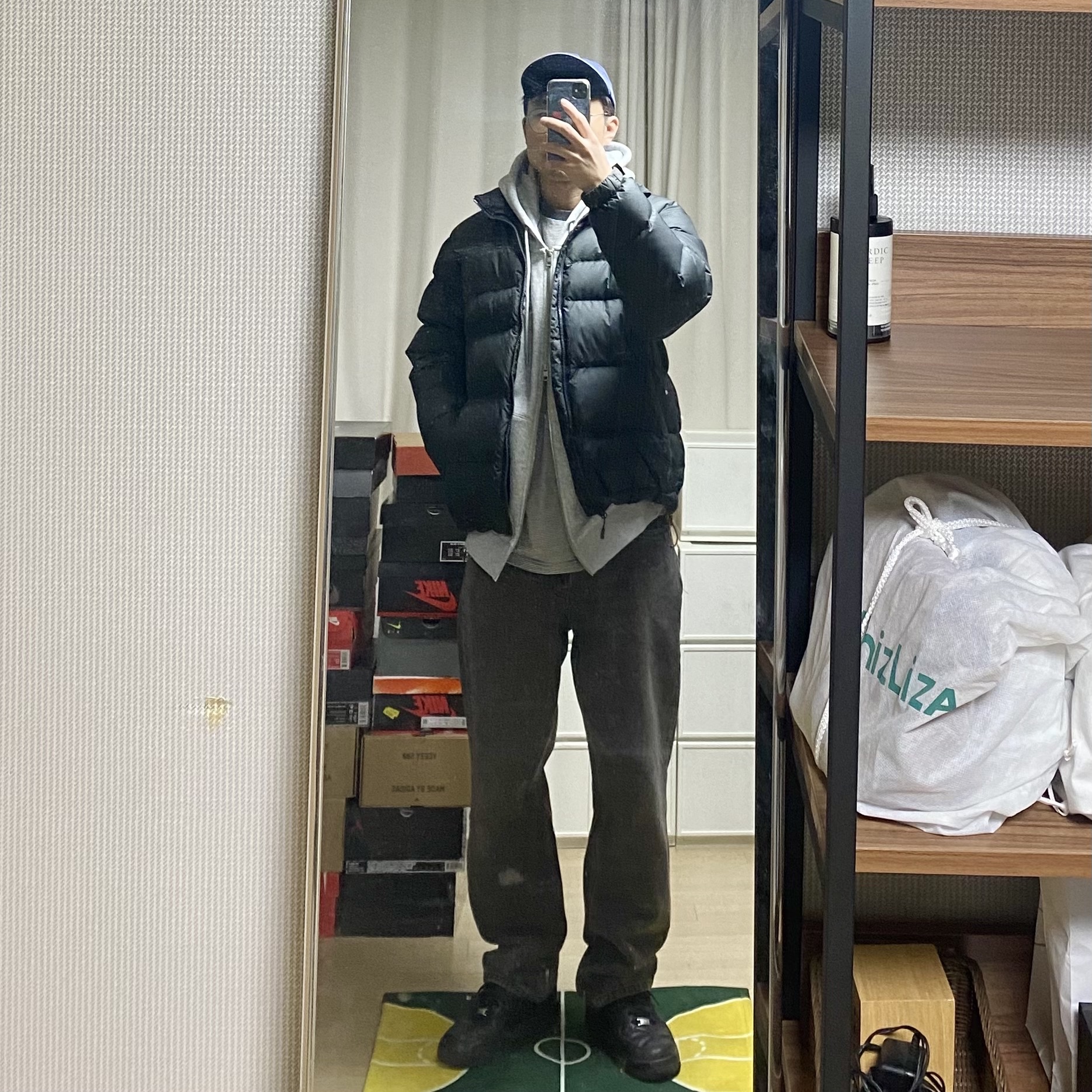Nike x Supreme Air Force 1 Low Black, The North Face 1992 Nuptse Jacket Charcoal 착용 스타일