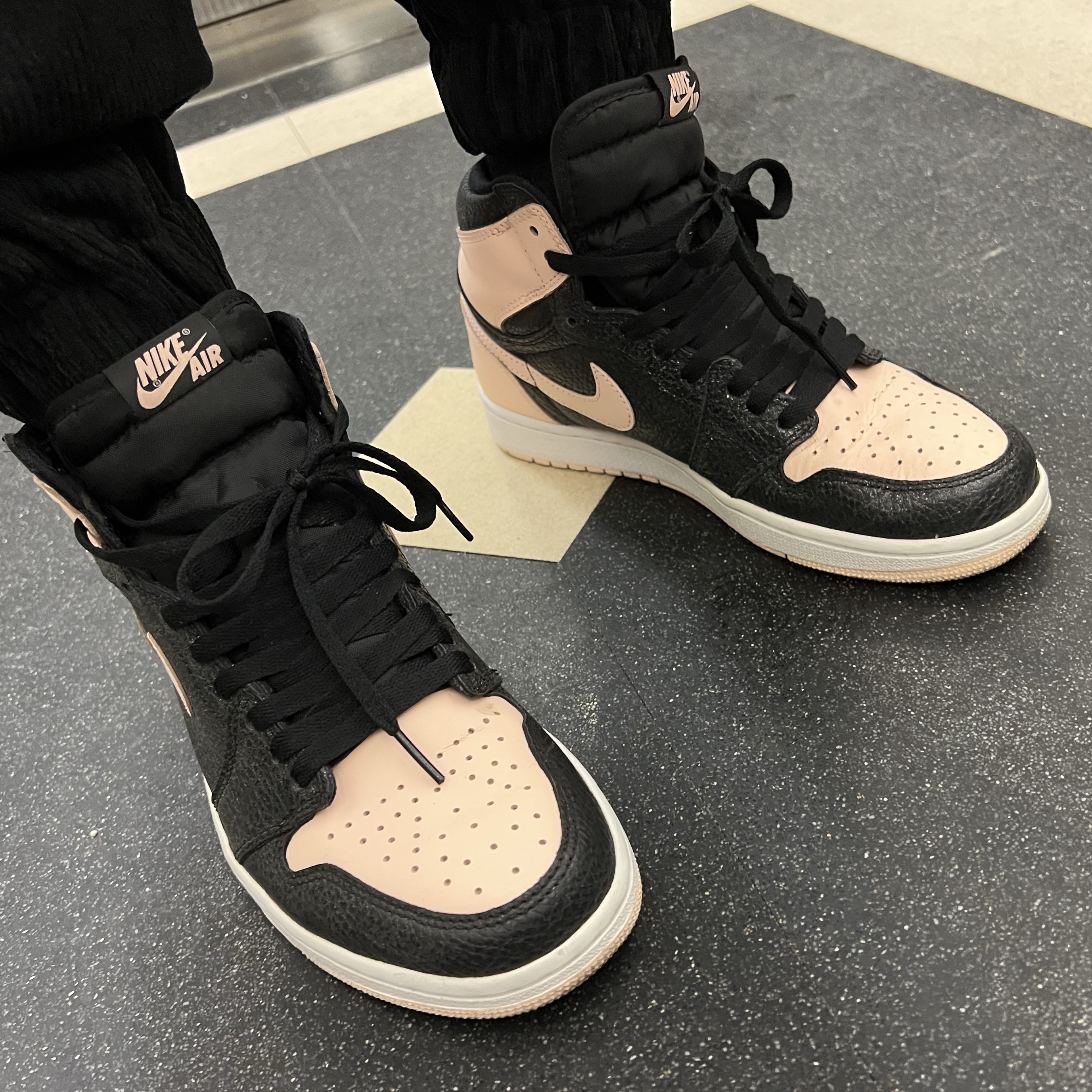 Jordan 1 Retro High OG Crimson Tint 착용 스타일