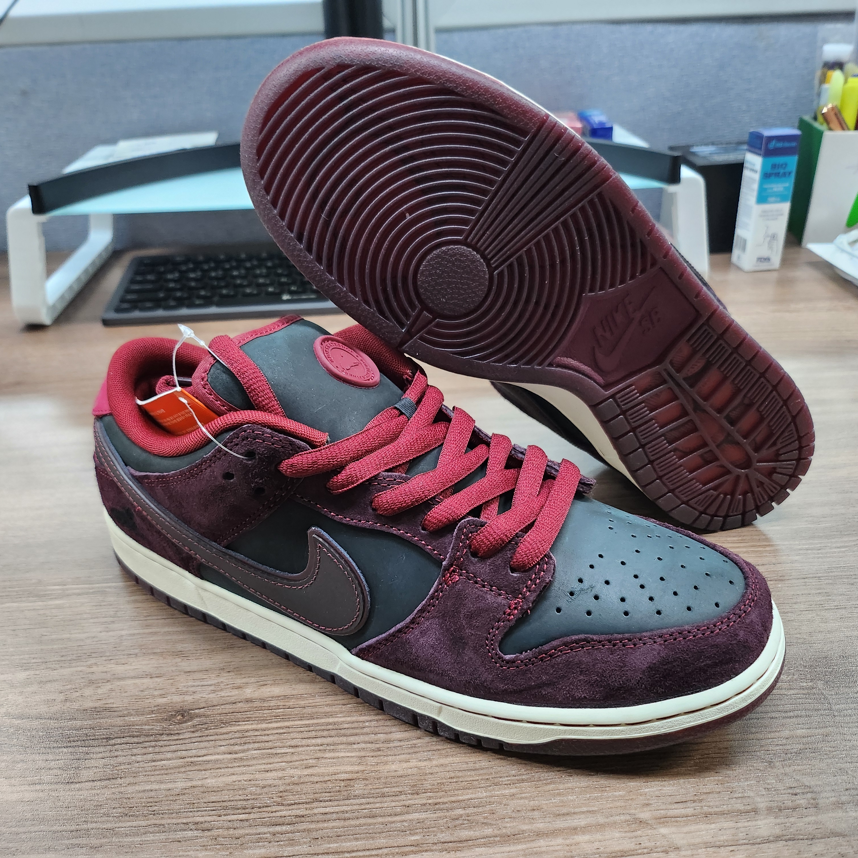 Nike x Riot Skateshop SB Dunk Low Pro Mahogany and Team Red 착용 스타일 - 1