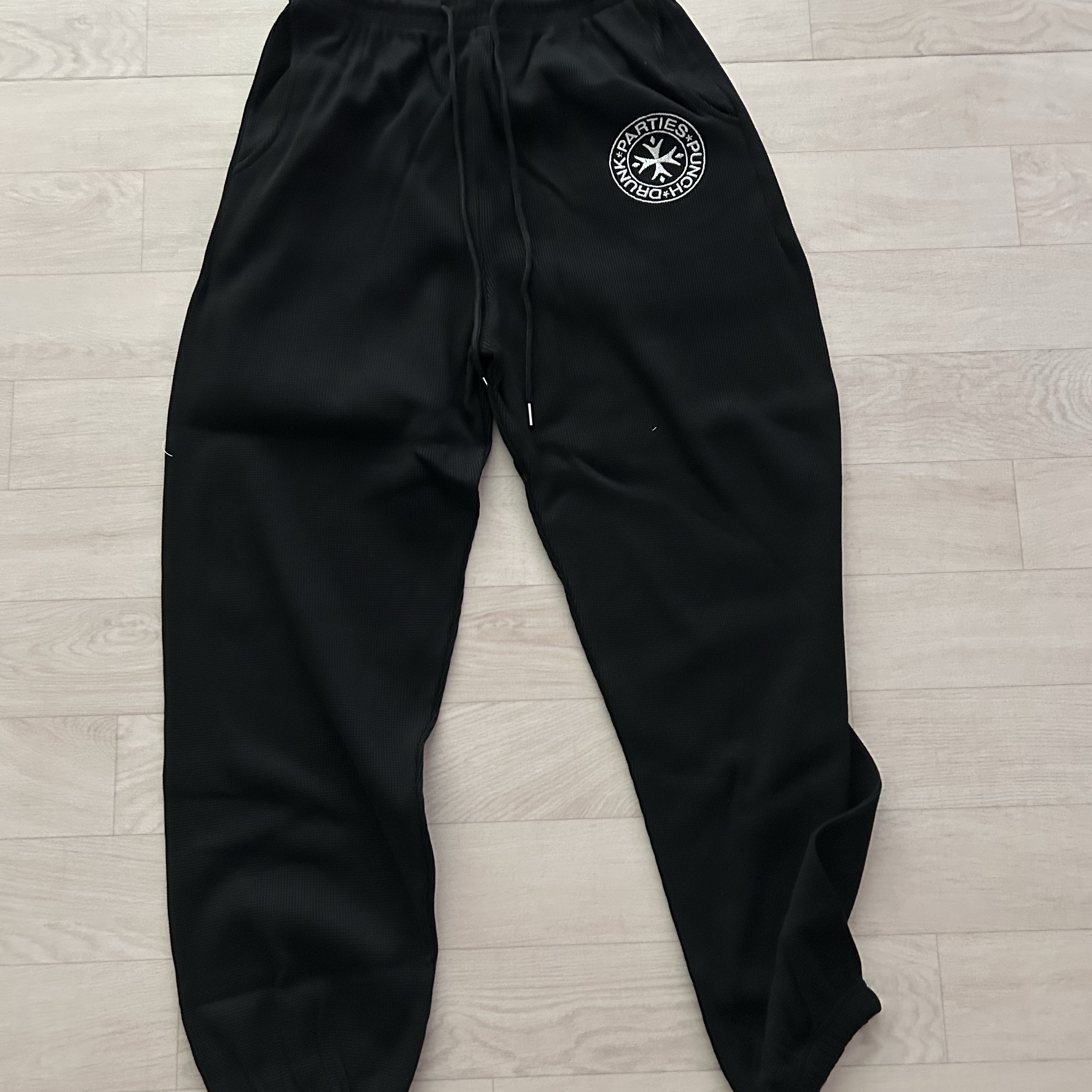 Punch Drunk Parties Circle Logo Waffle Lounge Pants Black 착용 스타일