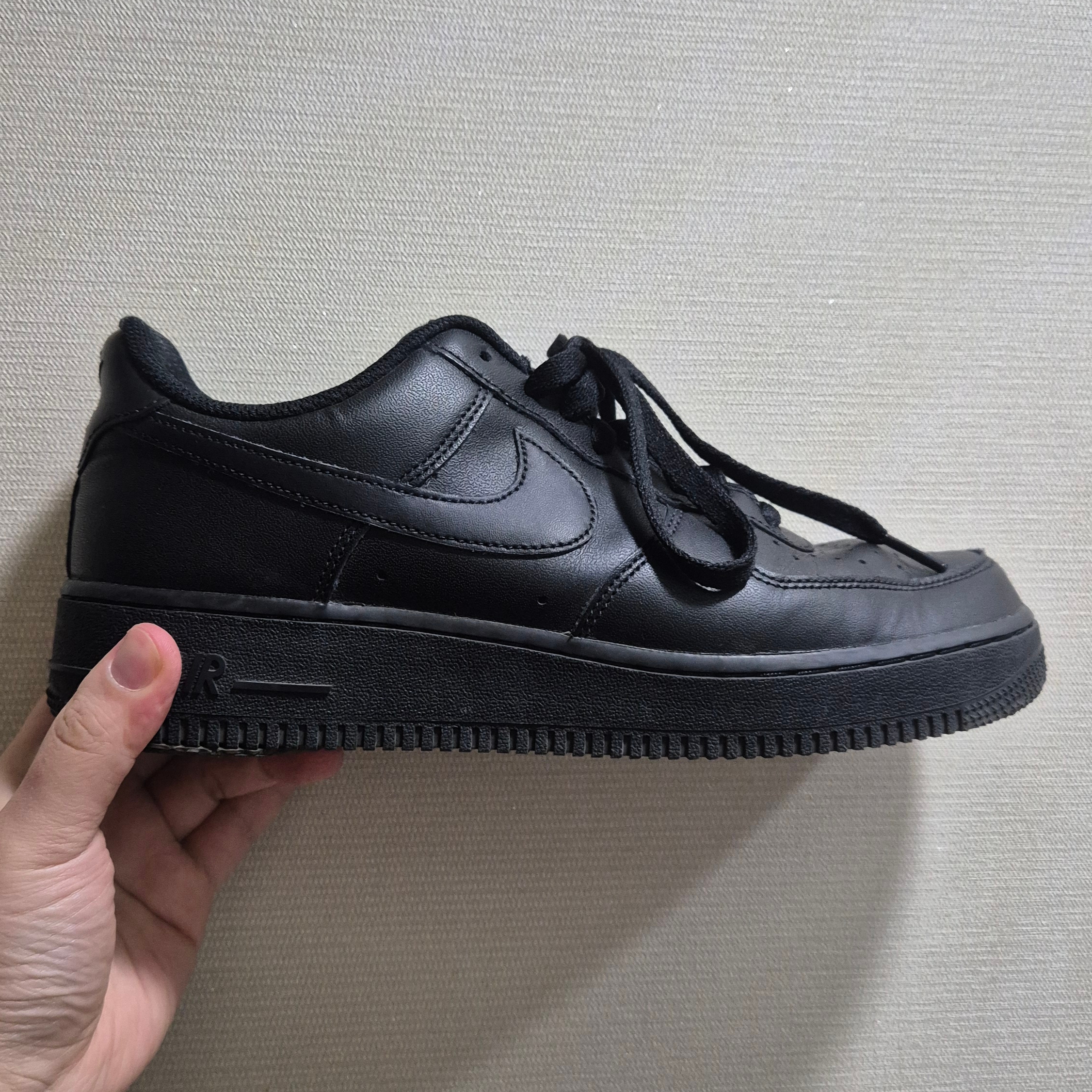 Nike Air Force 1 '07 Low Triple Black 착용 스타일