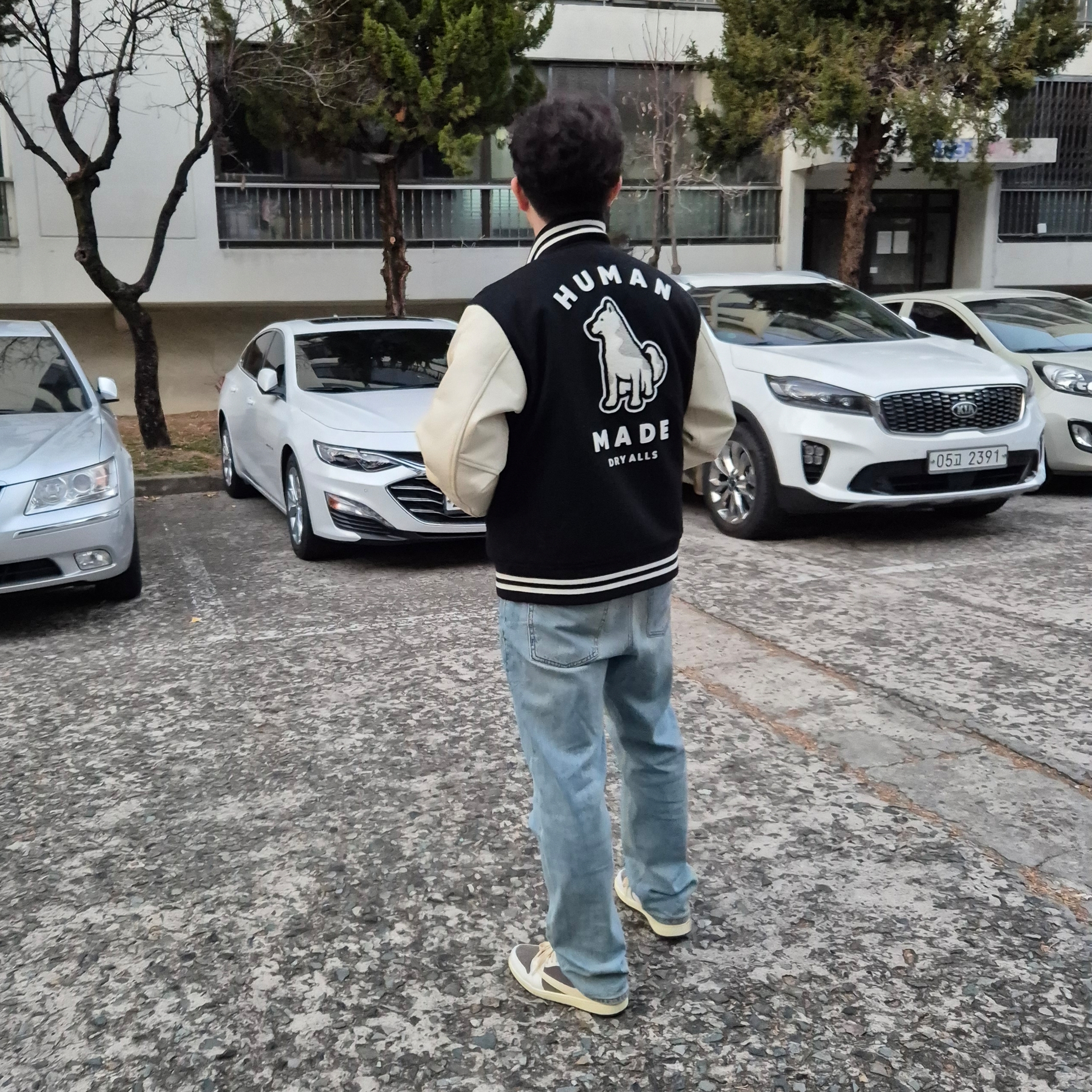 Human Made Graphic Varsity Jacket Black - Seoul Store Exclusive, Jordan 1 x Travis Scott Retro Low OG SP Sail and Ridgerock 착용 스타일 - 3