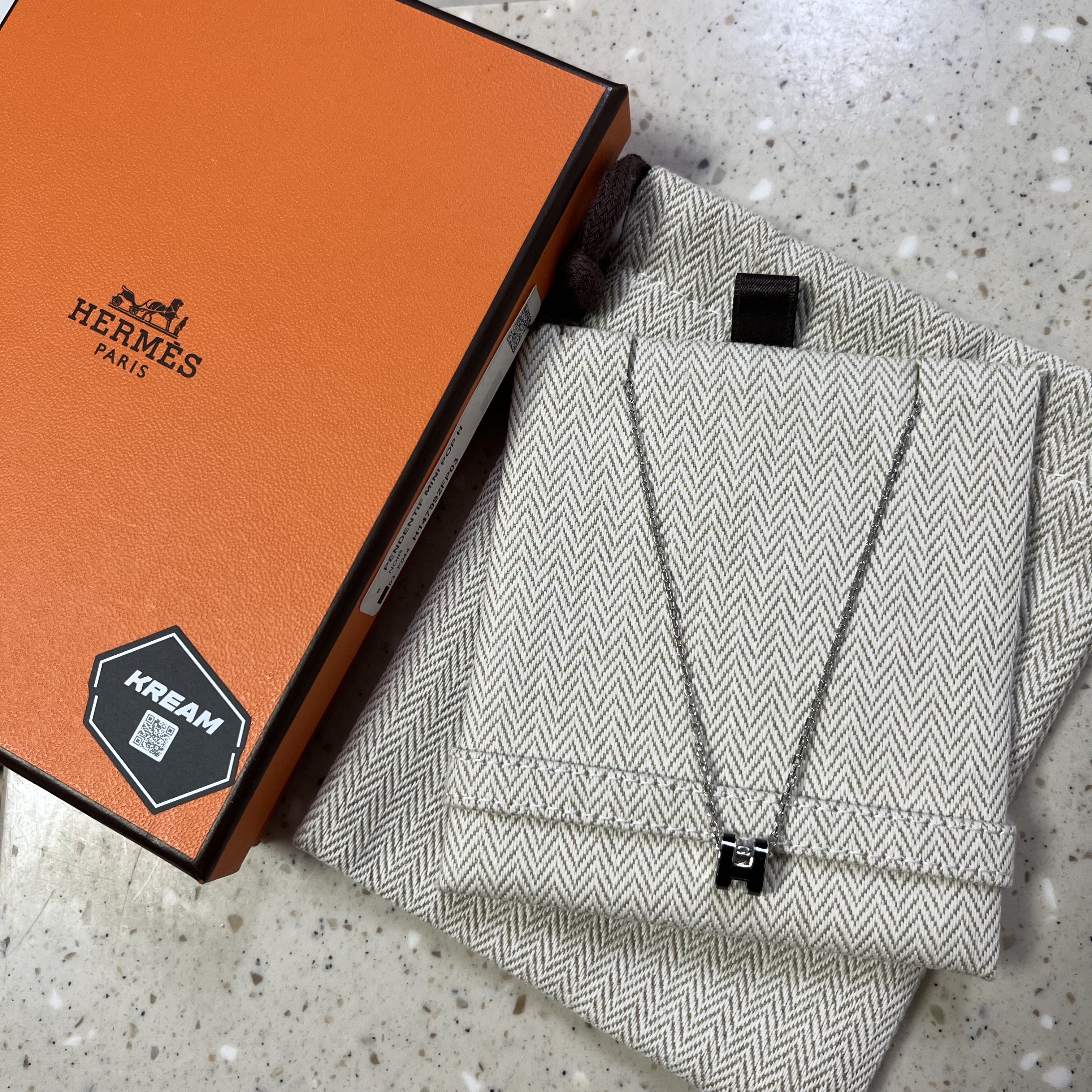 (W) Hermes Mini Pop H Pendant Palladium & Noir 착용 스타일
