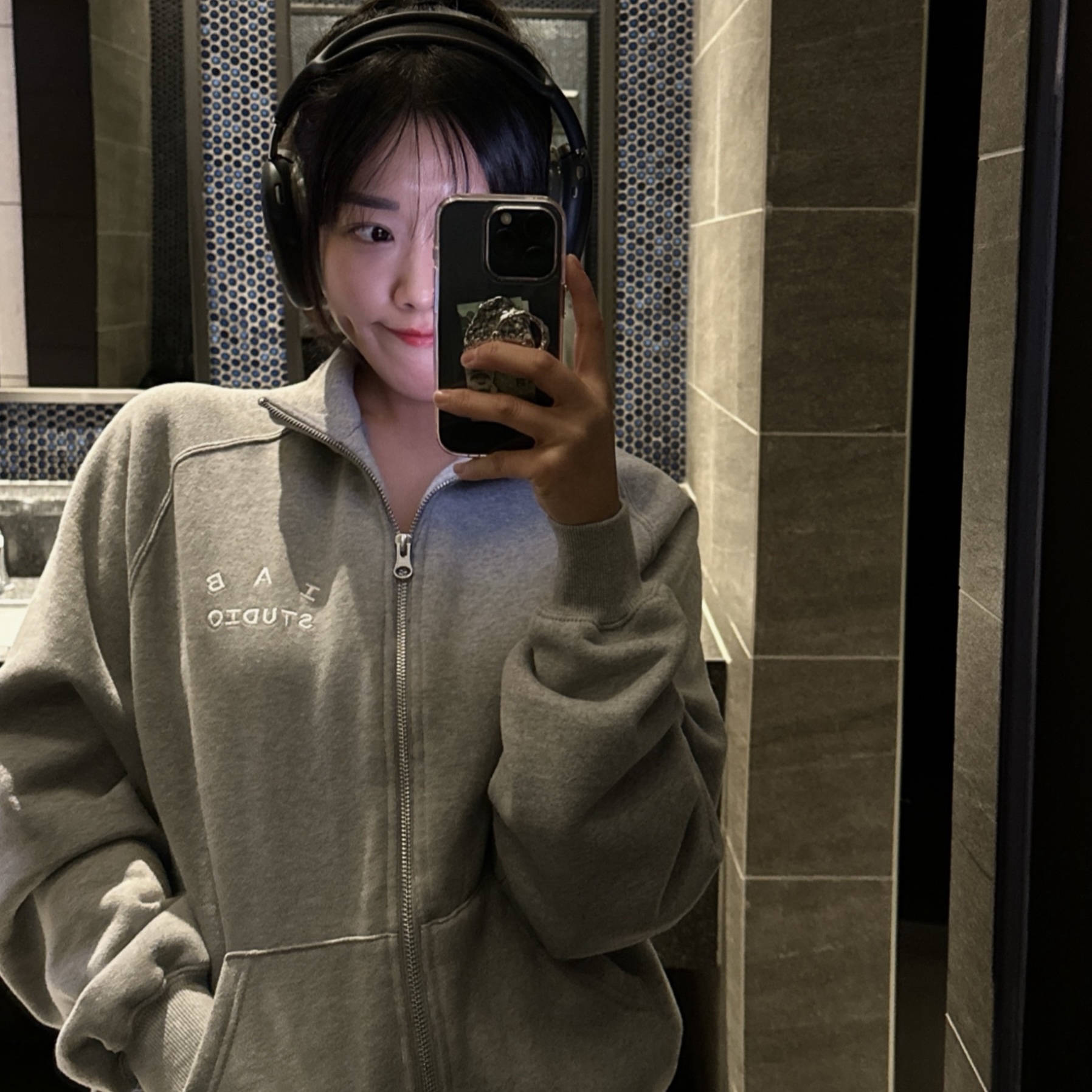 IAB Studio 2Way Full Zip-Up Gray White, Apple AirPods Max Lightning Space Gray (Korean Ver.) 착용 스타일