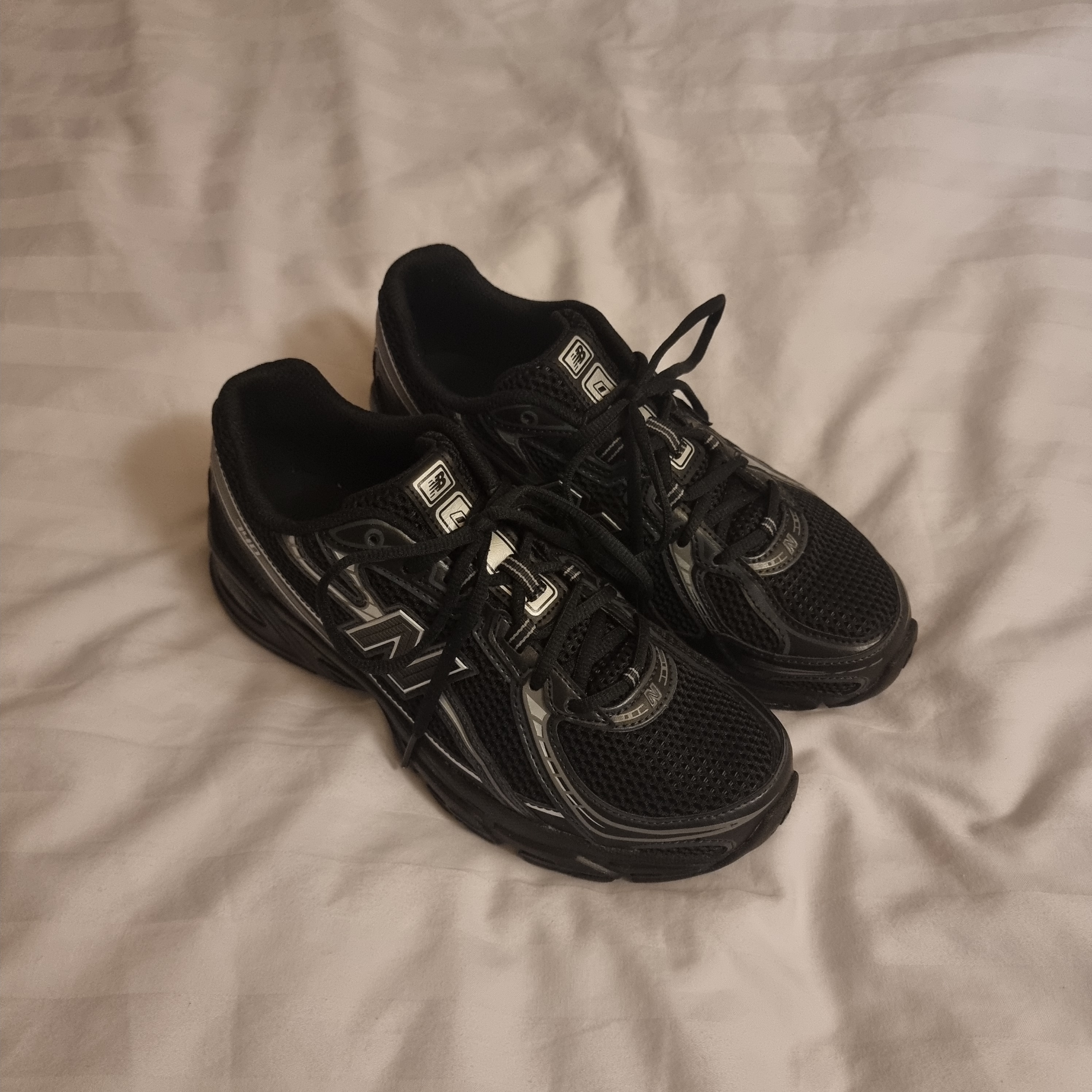 New Balance 740v2 Black Silver Metallic 착용 스타일 - 1