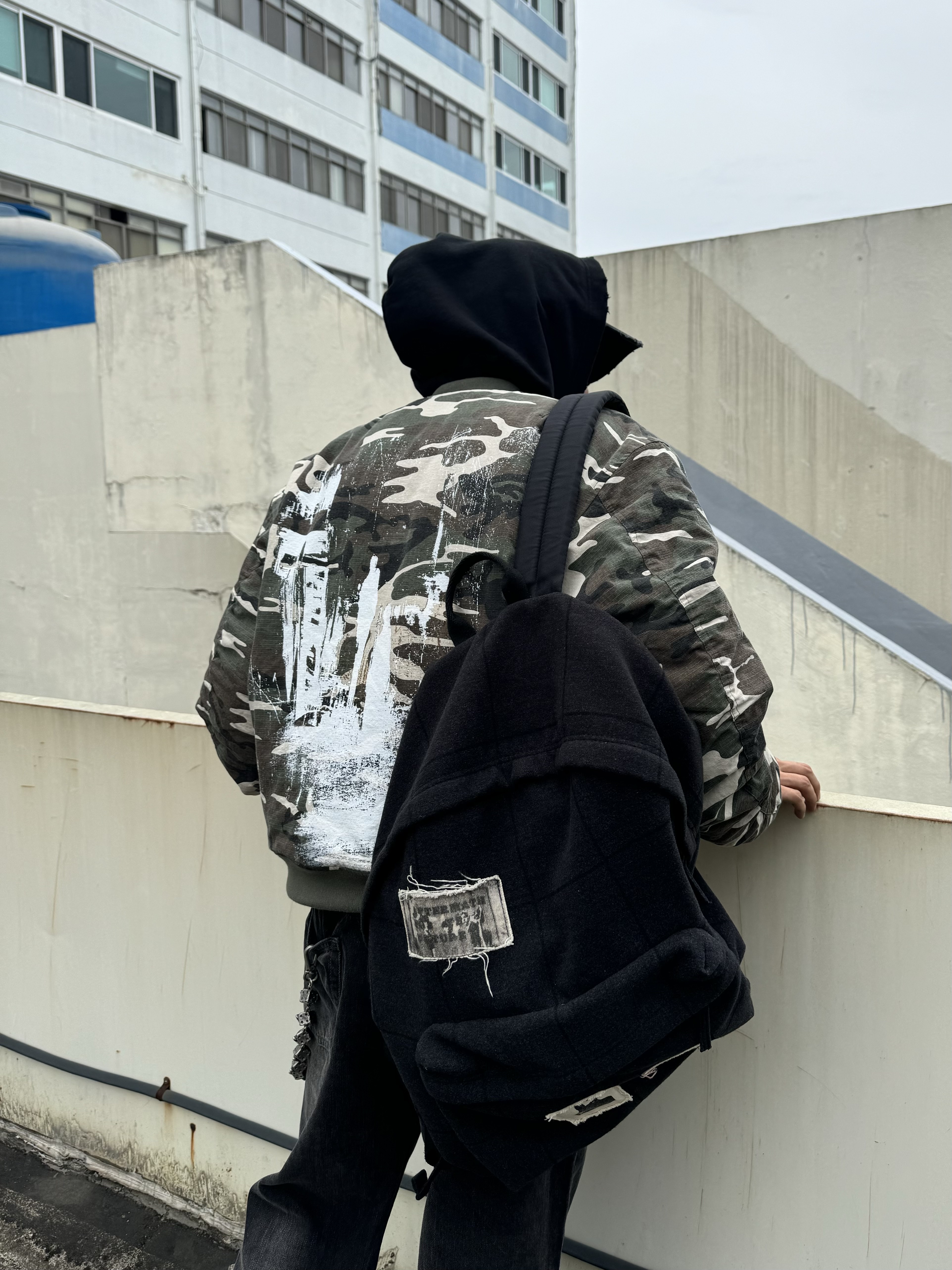 Awende Messiah Camo Bomber Jacket, Awende Blue Wide Jean 착용 스타일 - 3