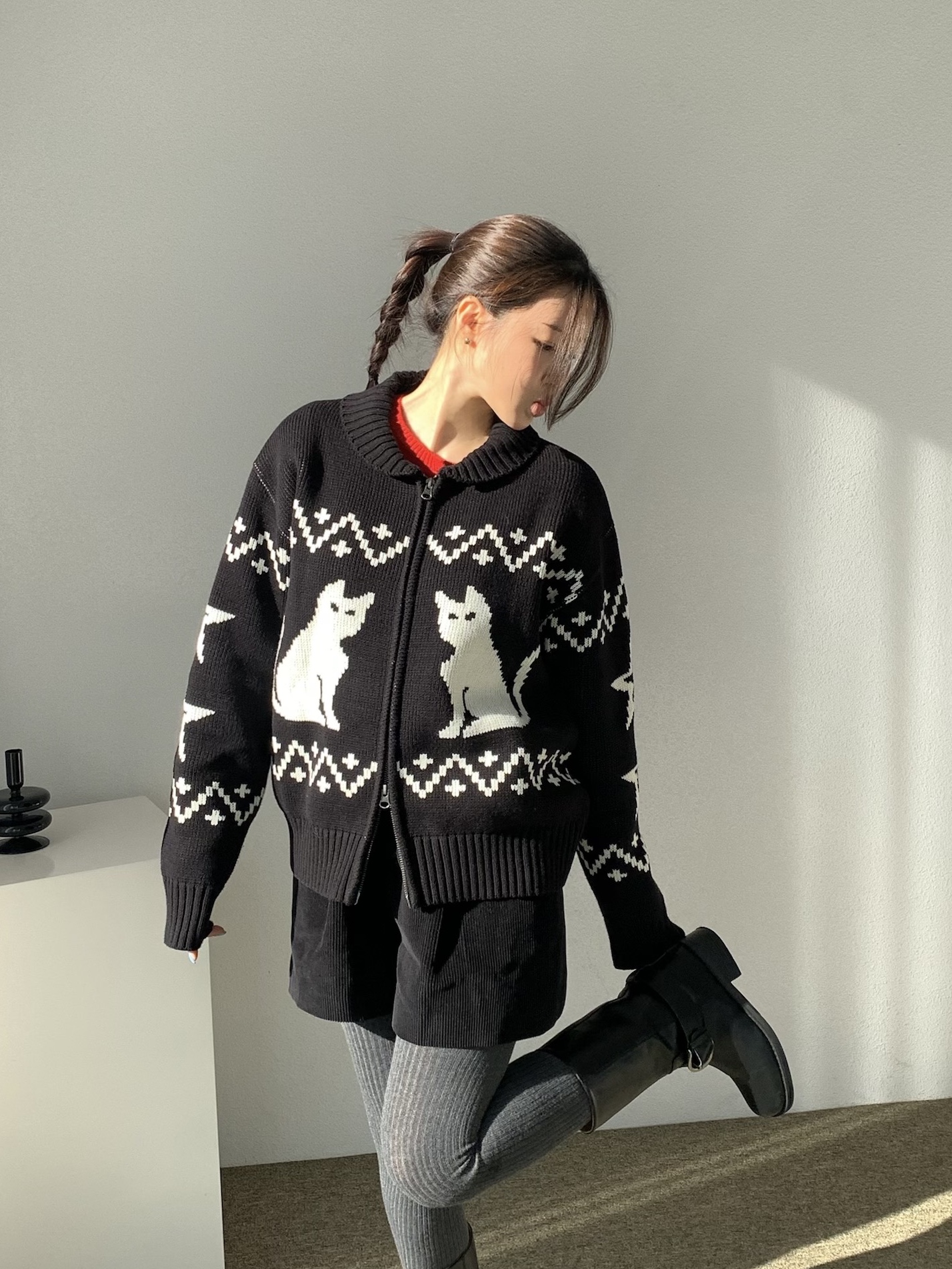 CAVISH Cats Zip Up Cardigan Black 착용 스타일 - 1
