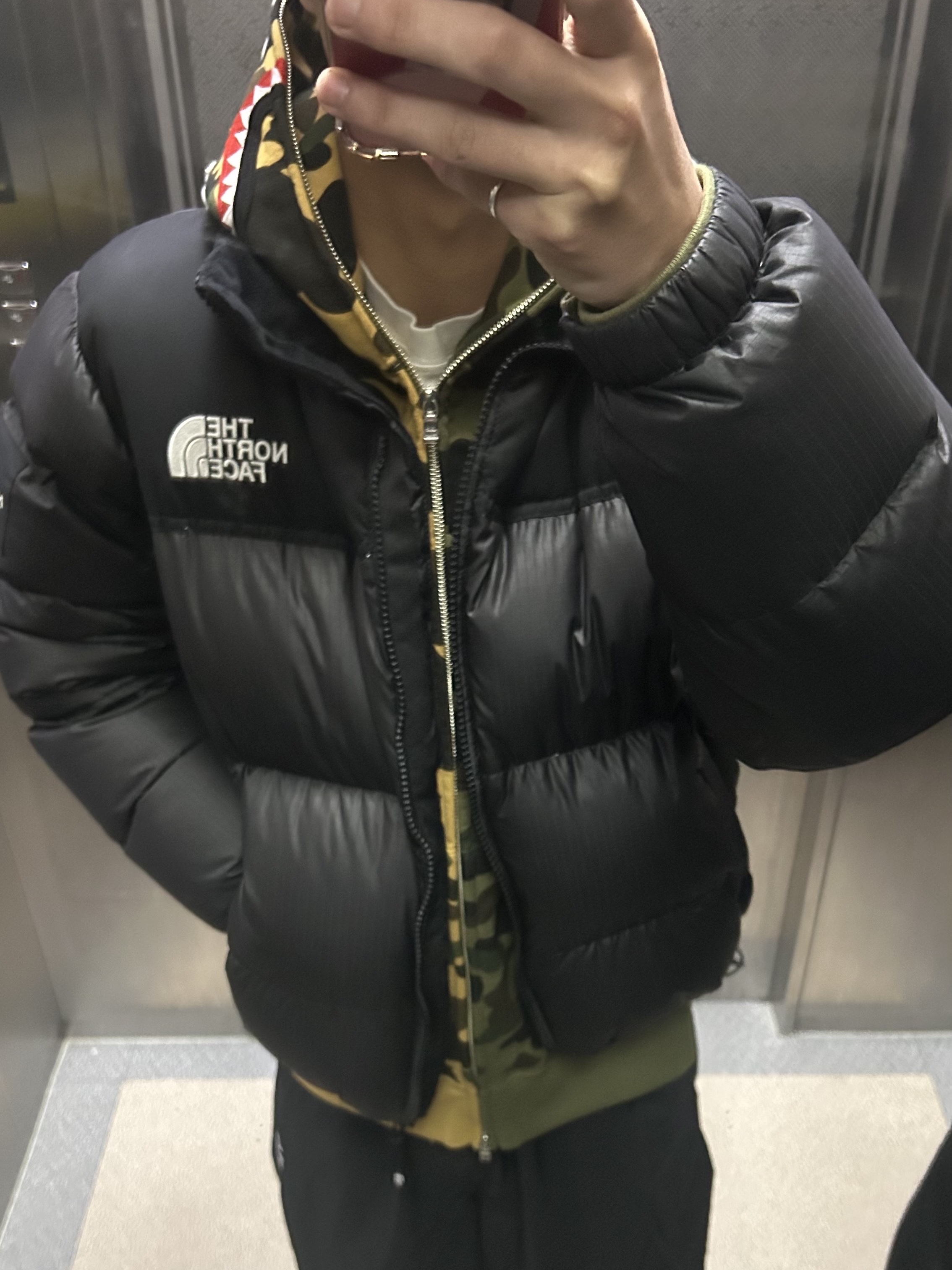 BAPE 1st Camo Separate Shark Full Zip Hoodie Yellow 착용 스타일 - 2