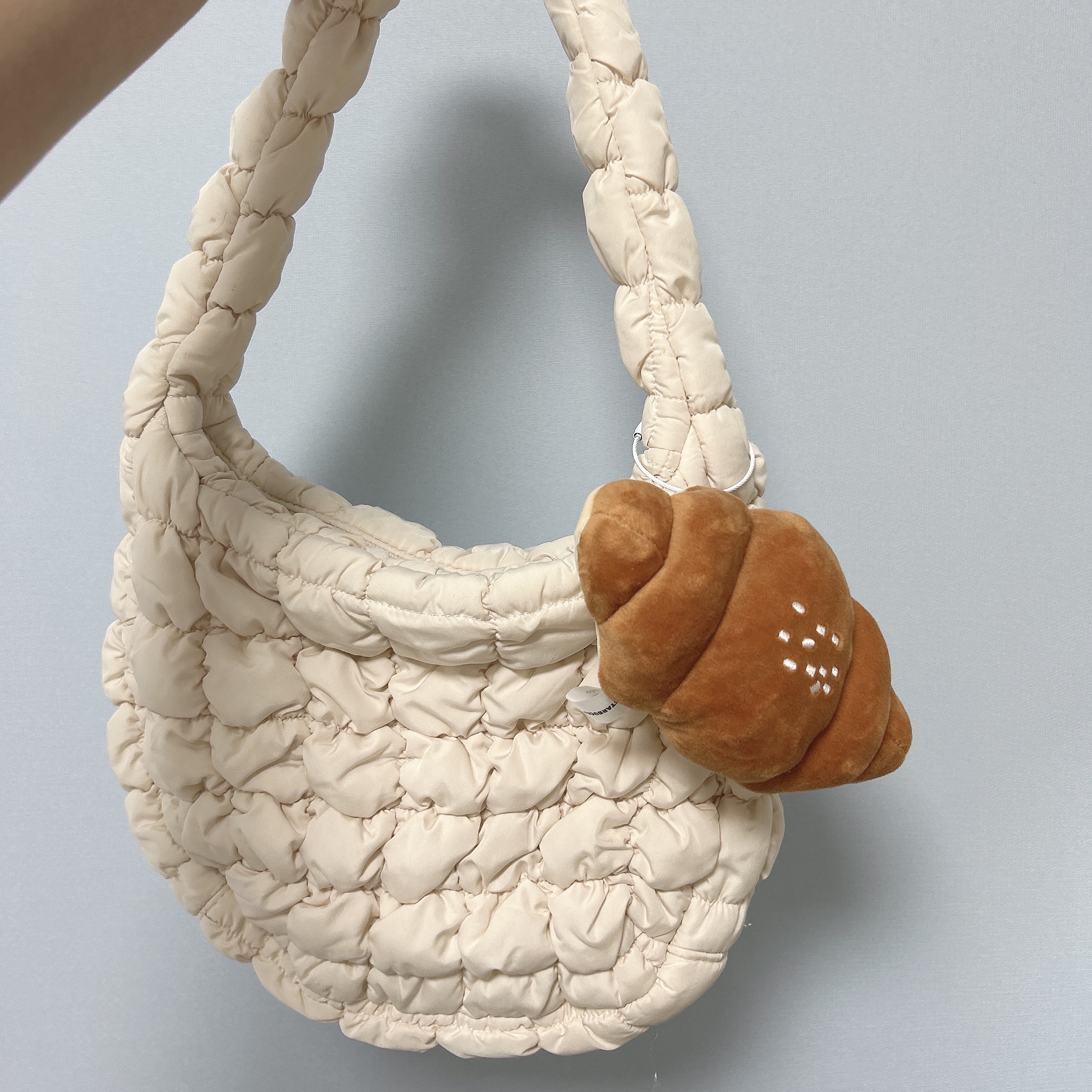 COS Quilted Mini Bag Cream 착용 스타일