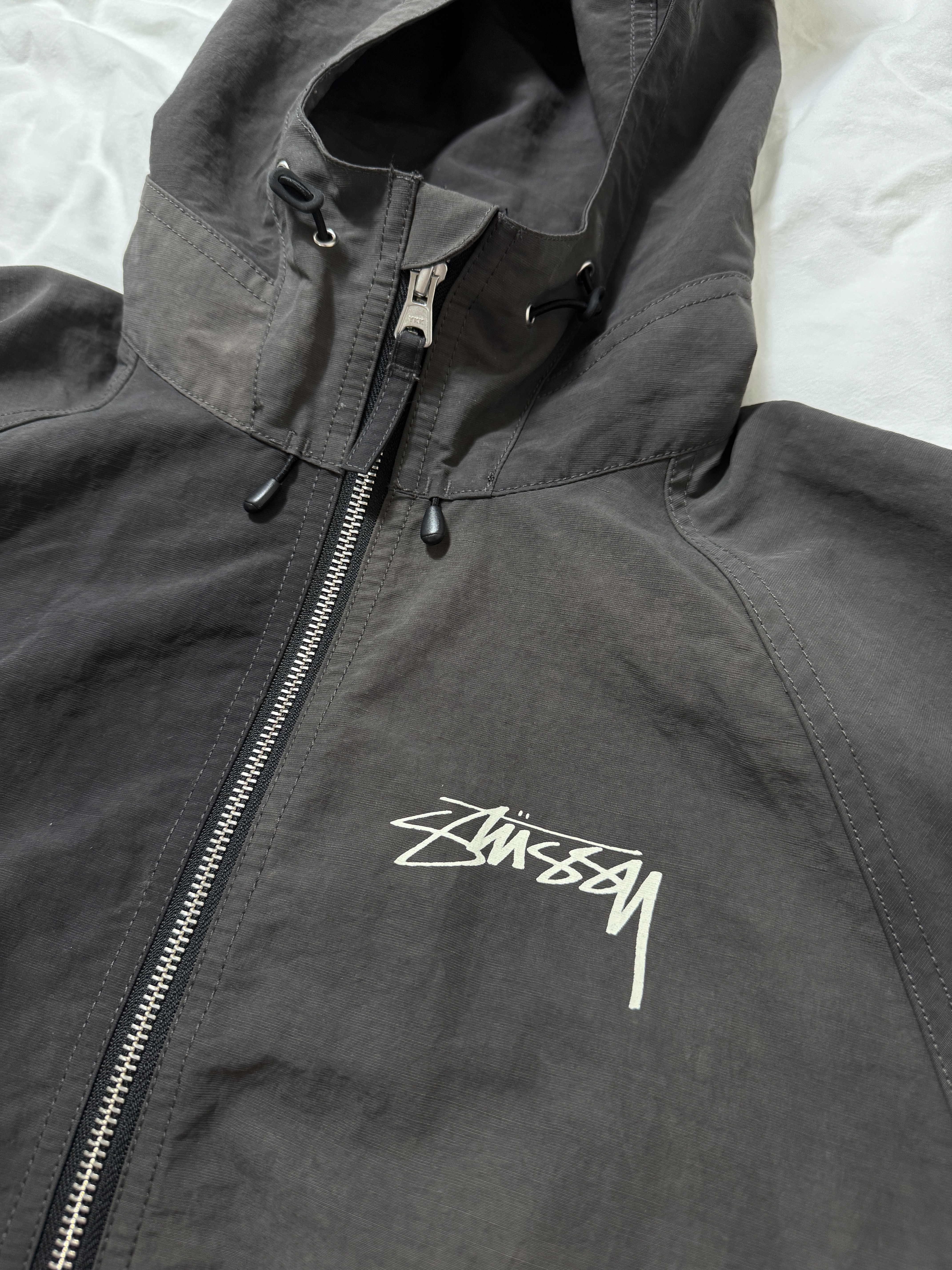 Stussy Wave Dye Beach Shell Jacket Black 착용 스타일 - 2