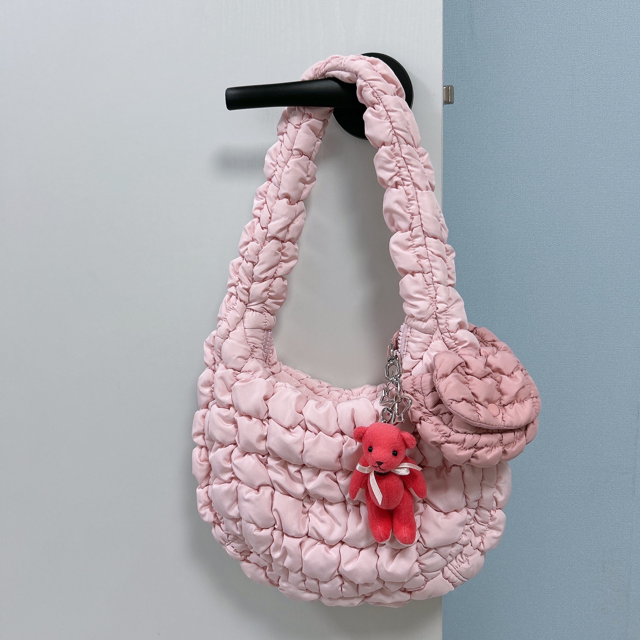 COS Quilted Mini Bag Pink, COS Quilted Nano Bag Pink 착용 스타일