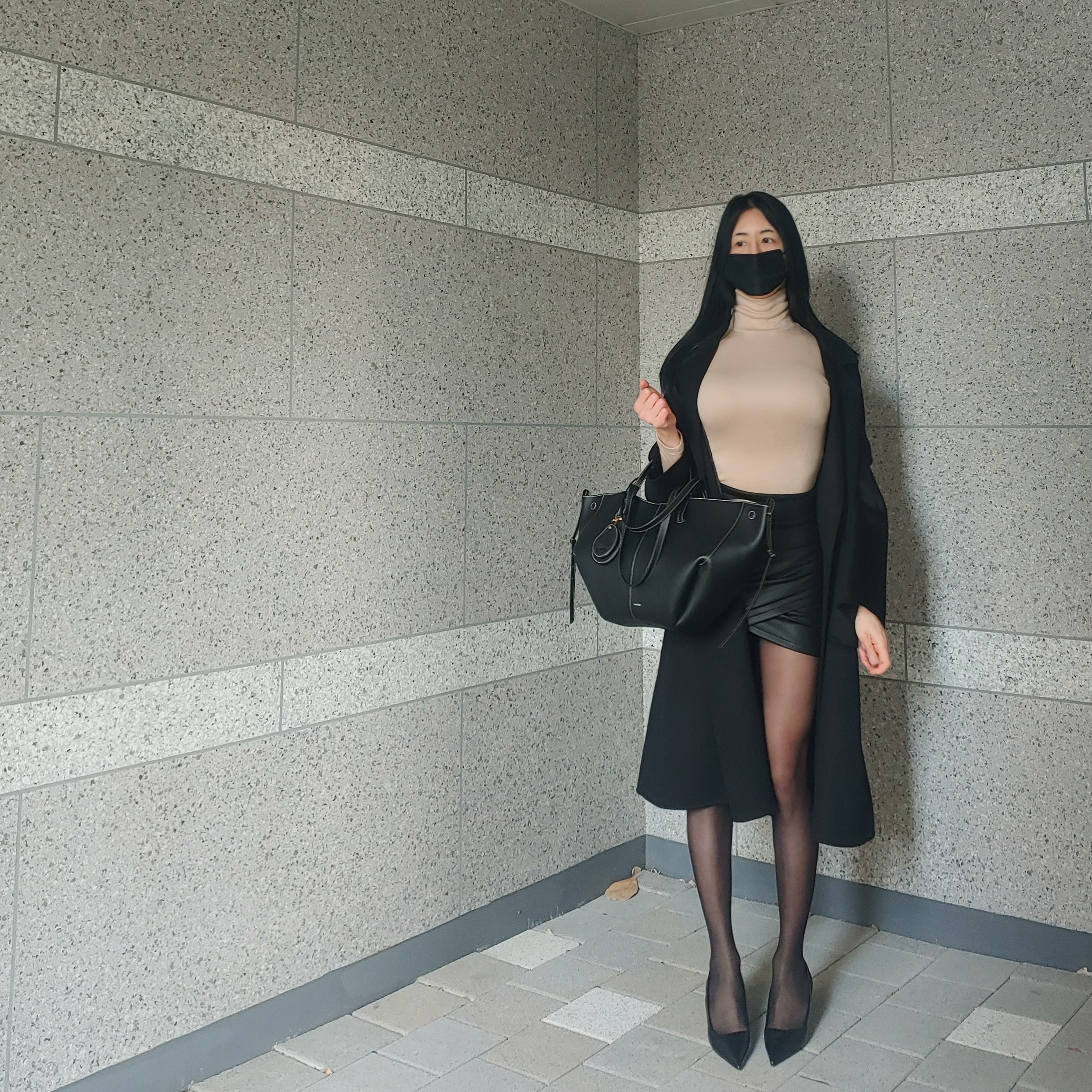 Polene Cyme Black with Ecru Stitching 착용 스타일 - 1