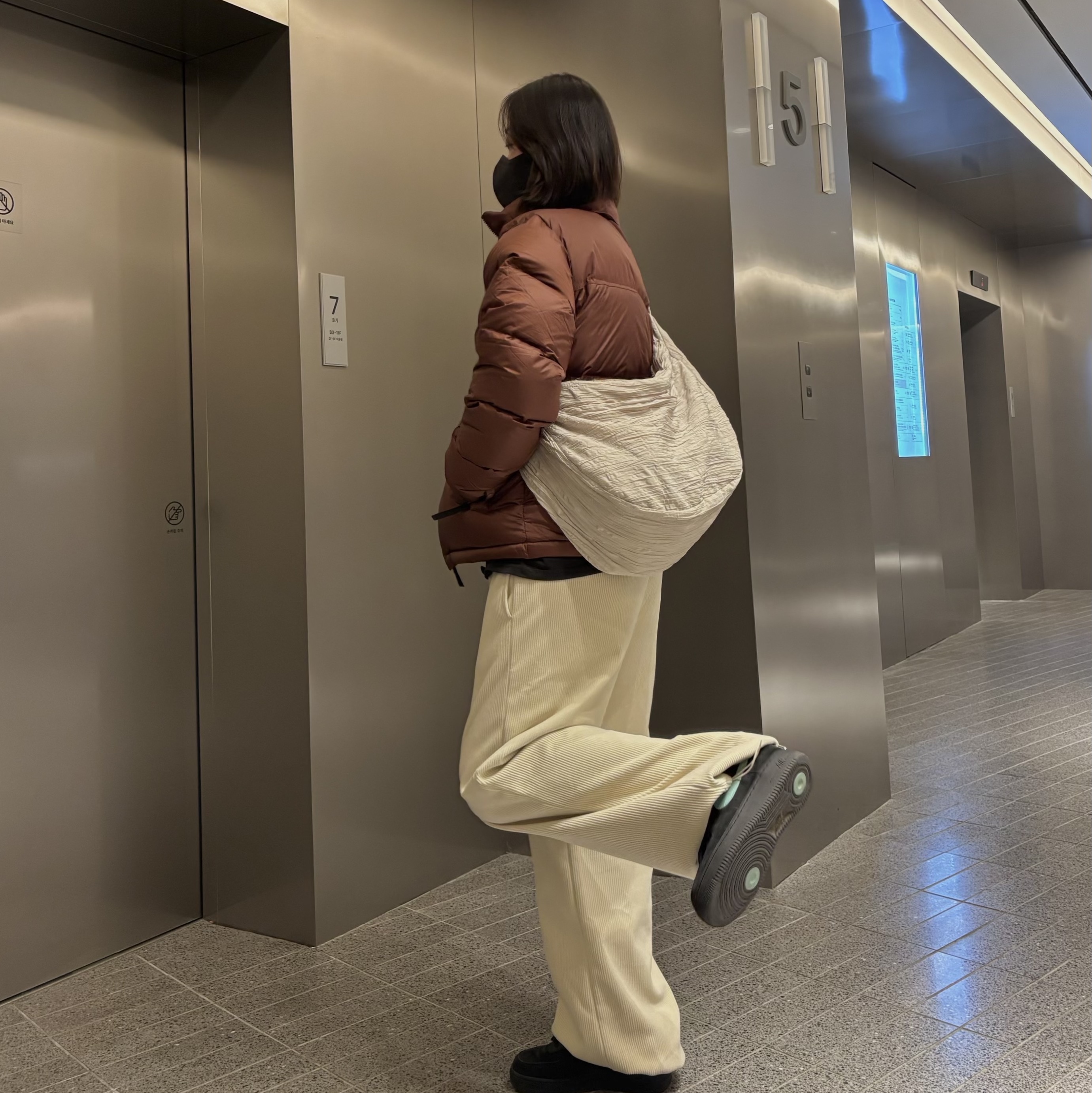COS Smocked Crossbody Bag Beige, The North Face 1996 Eco Nuptse Jacket Brown 착용 스타일