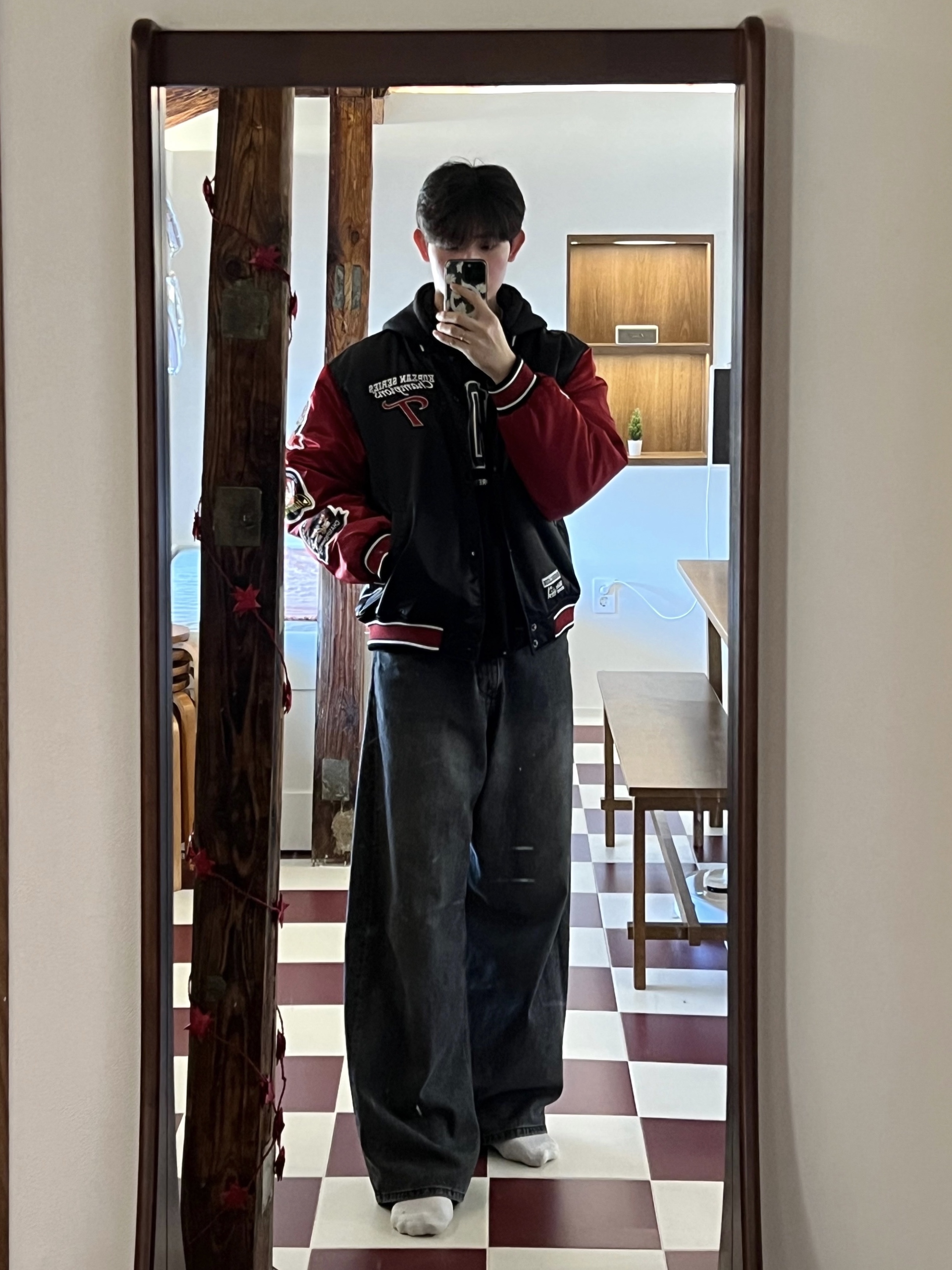 BDNS Videokids Hoodie Black, BDNS x LG TWINS 2023 Champions Jumper Red 착용 스타일 - 1