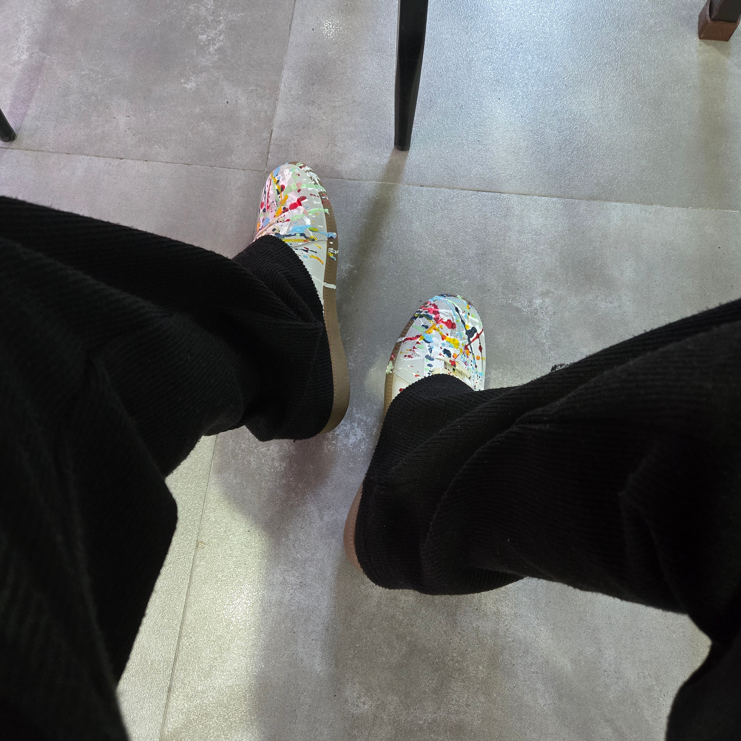 Maison Margiela Replica Paint Drop Sneakers 착용 스타일 - 2