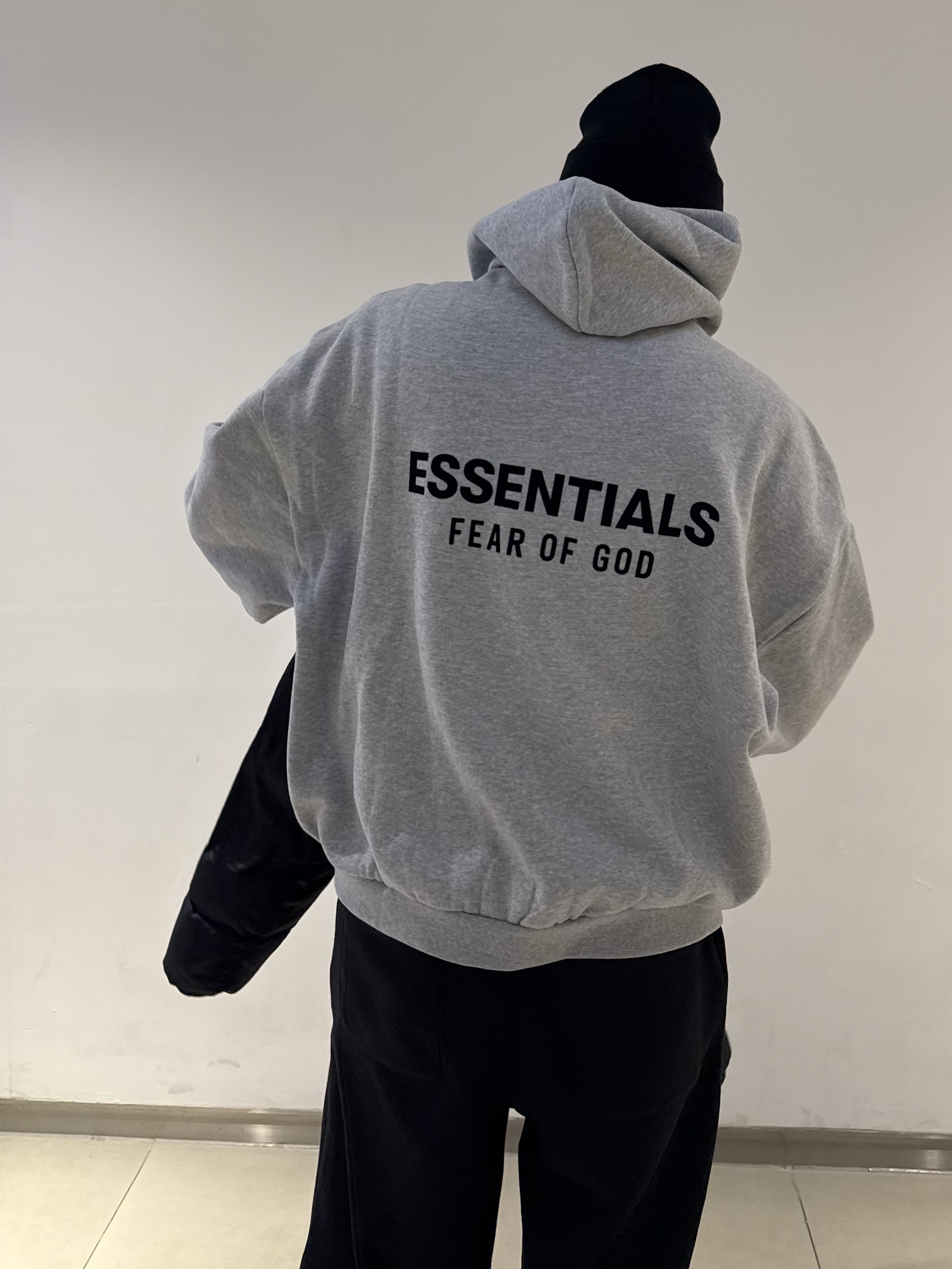 Essentials Fleece Hoodie Light Heather Grey - 24FW, Stussy Stock Cuff Beanie Black 착용 스타일 - 1