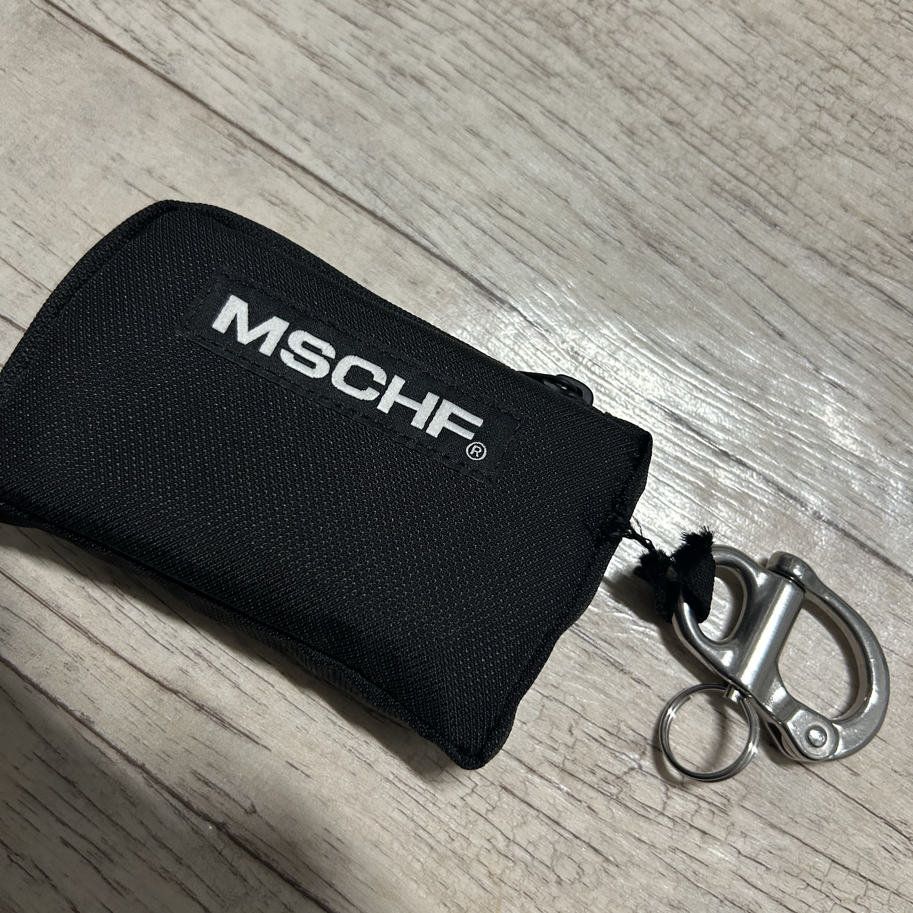 Mischief Rhombus Carabiner Pouch Black 착용 스타일