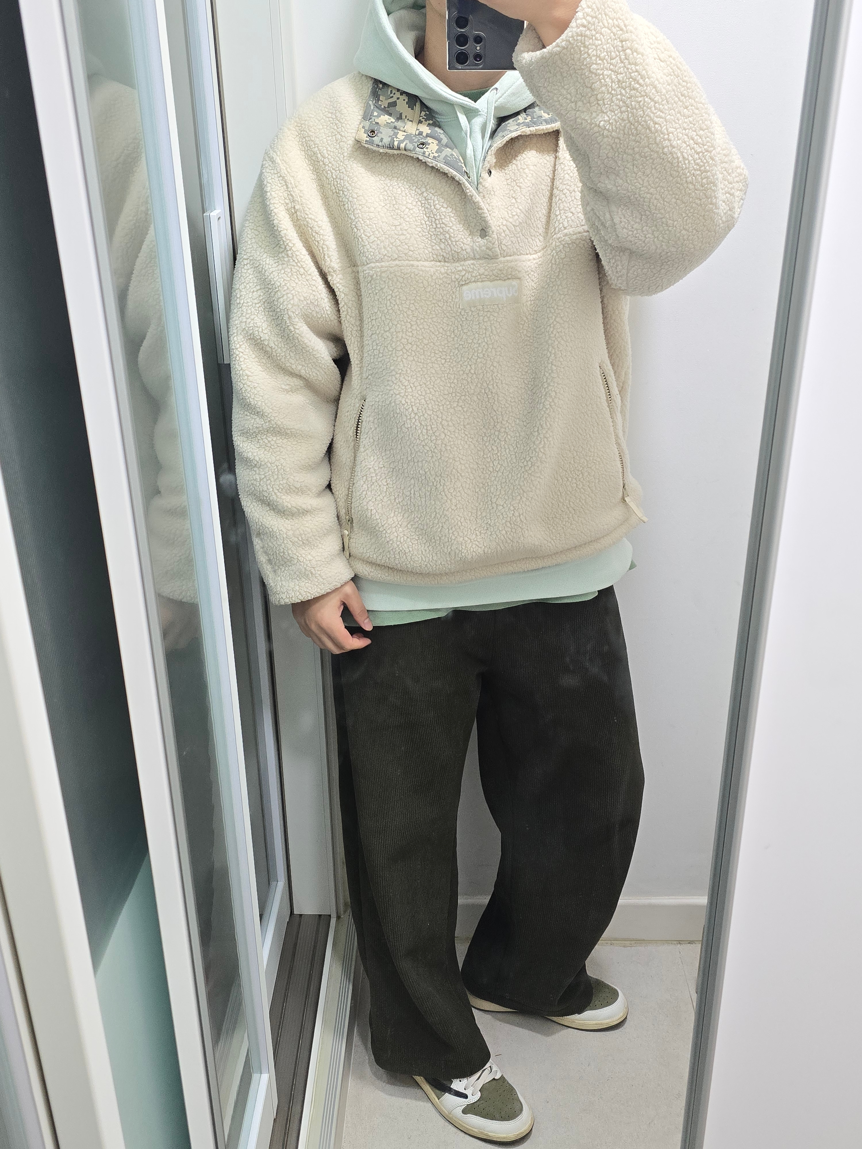 Supreme Polartec Shearling Reversible Pullover Natural - 23FW, Supreme Box Logo Hooded Sweatshirt Light Green - 23FW 착용 스타일