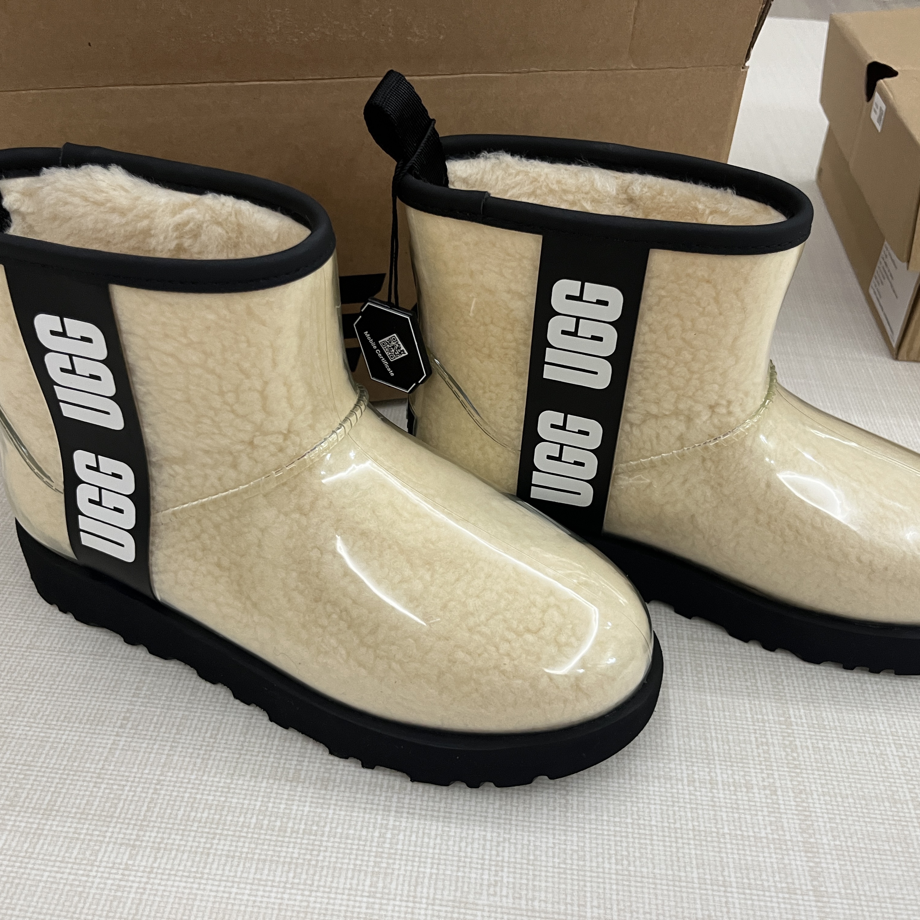 (W) UGG Classic Clear Mini Boots Natural Black 착용 스타일 - 1