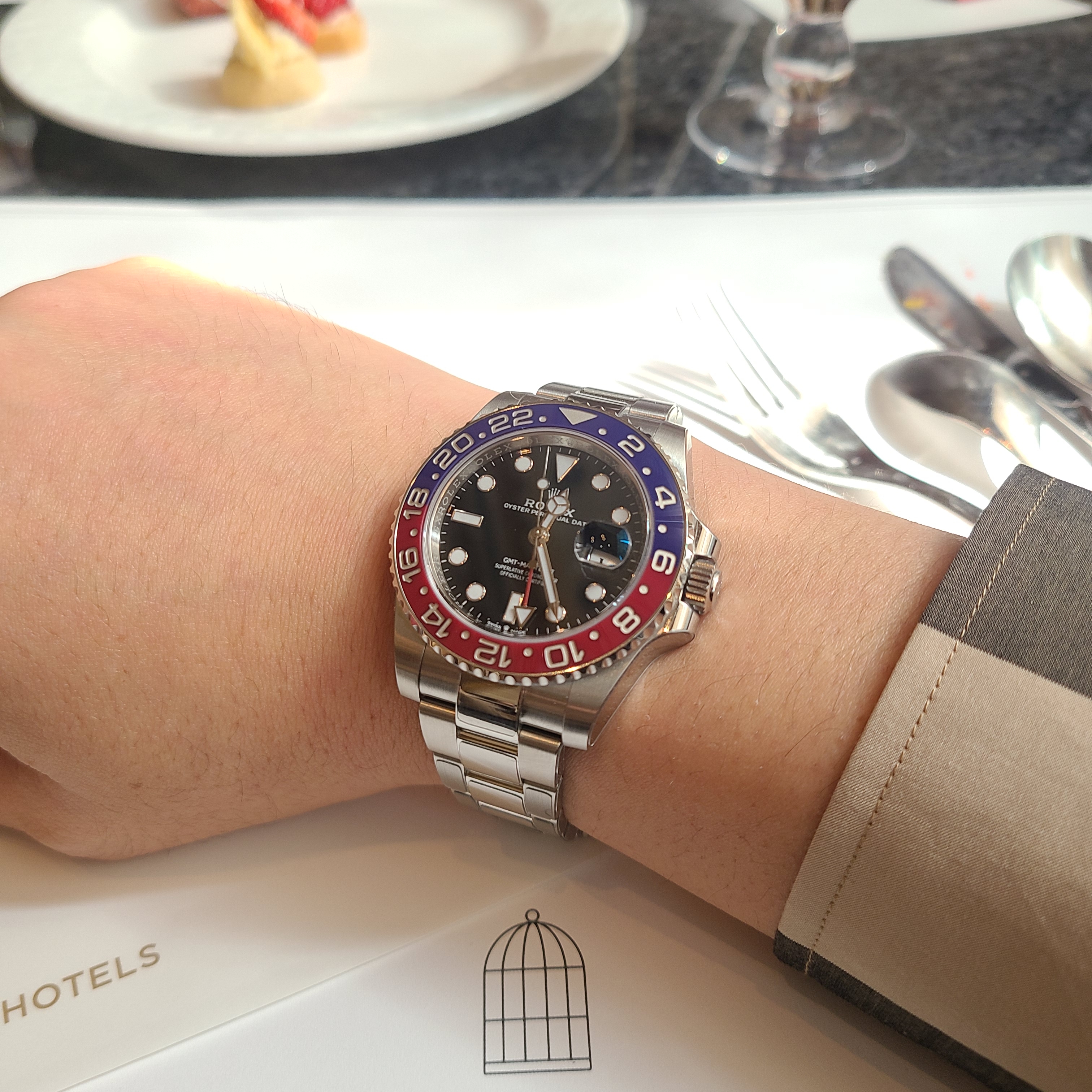 Rolex GMT-Master II 40mm 126710BLRO Black Oyster 착용 스타일