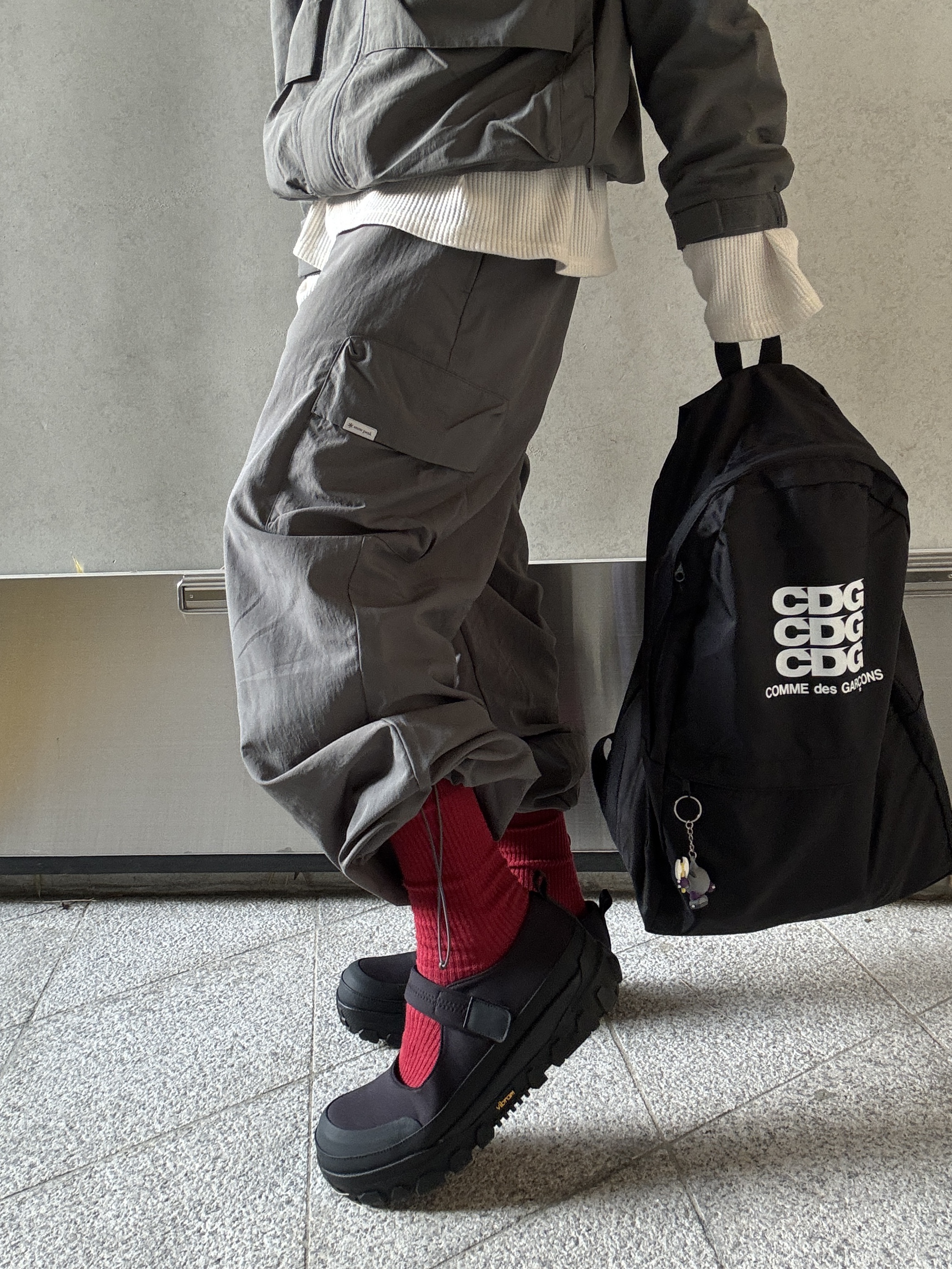 Amomento Vibram Mary Jane Black - 24FW, CDG Backpack Black 착용 스타일 - 4