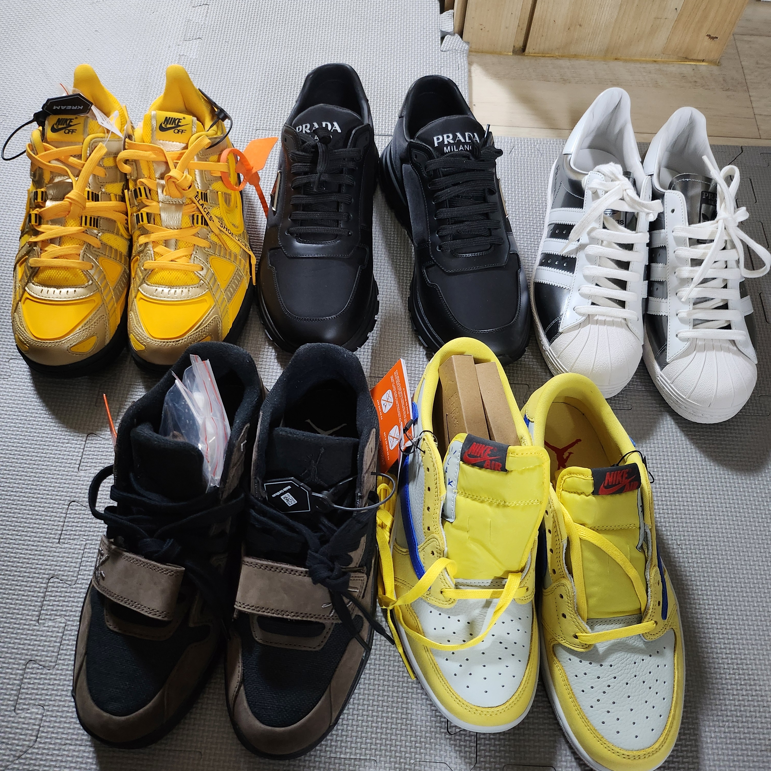 Adidas x Prada Superstar Metallic Silver, Nike x Off-White Air Rubber Dunk University Gold 착용 스타일