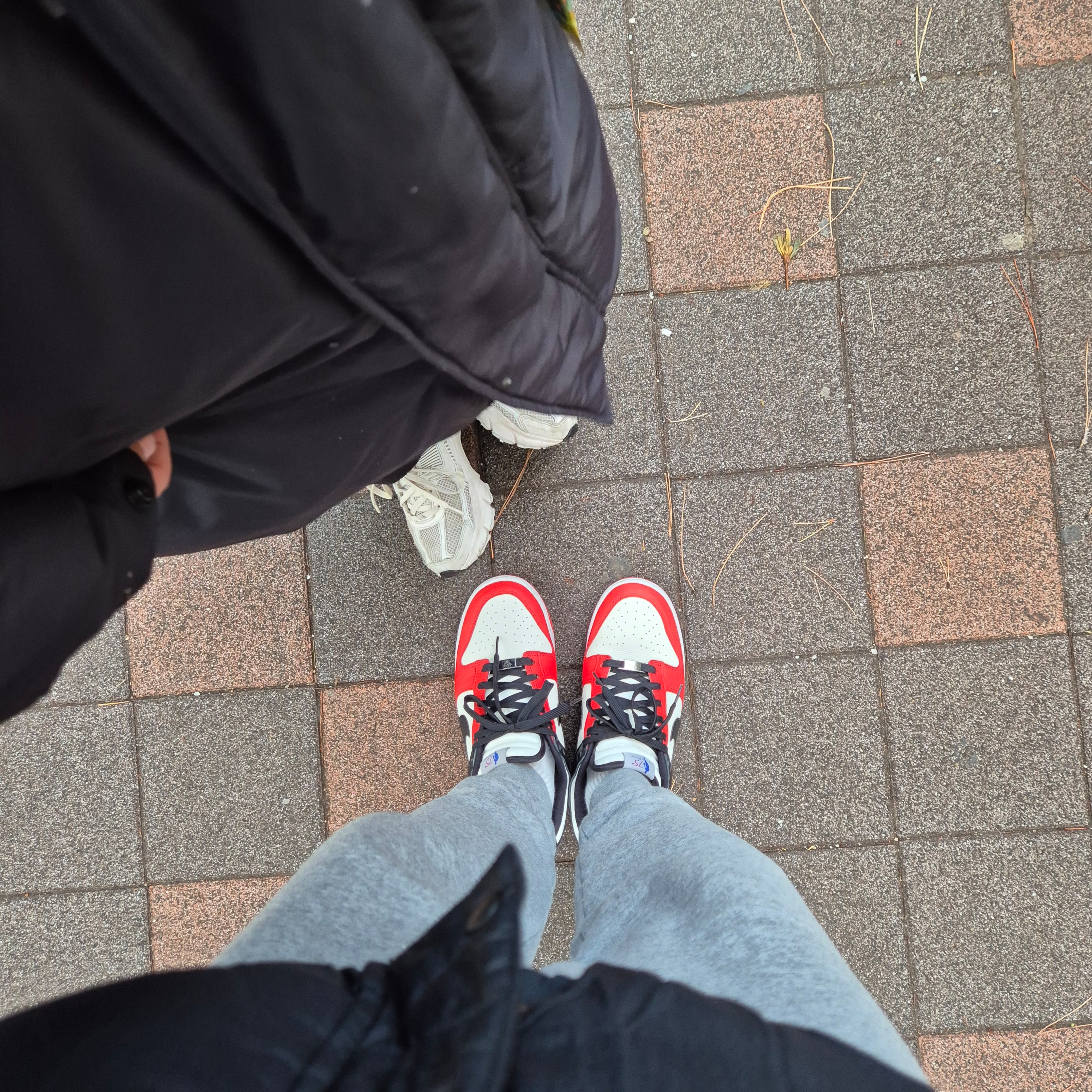 Nike x NBA Dunk Low Retro EMB Black and Chile Red, (GS) Nike Zoom Vomero 5 White Black 착용 스타일