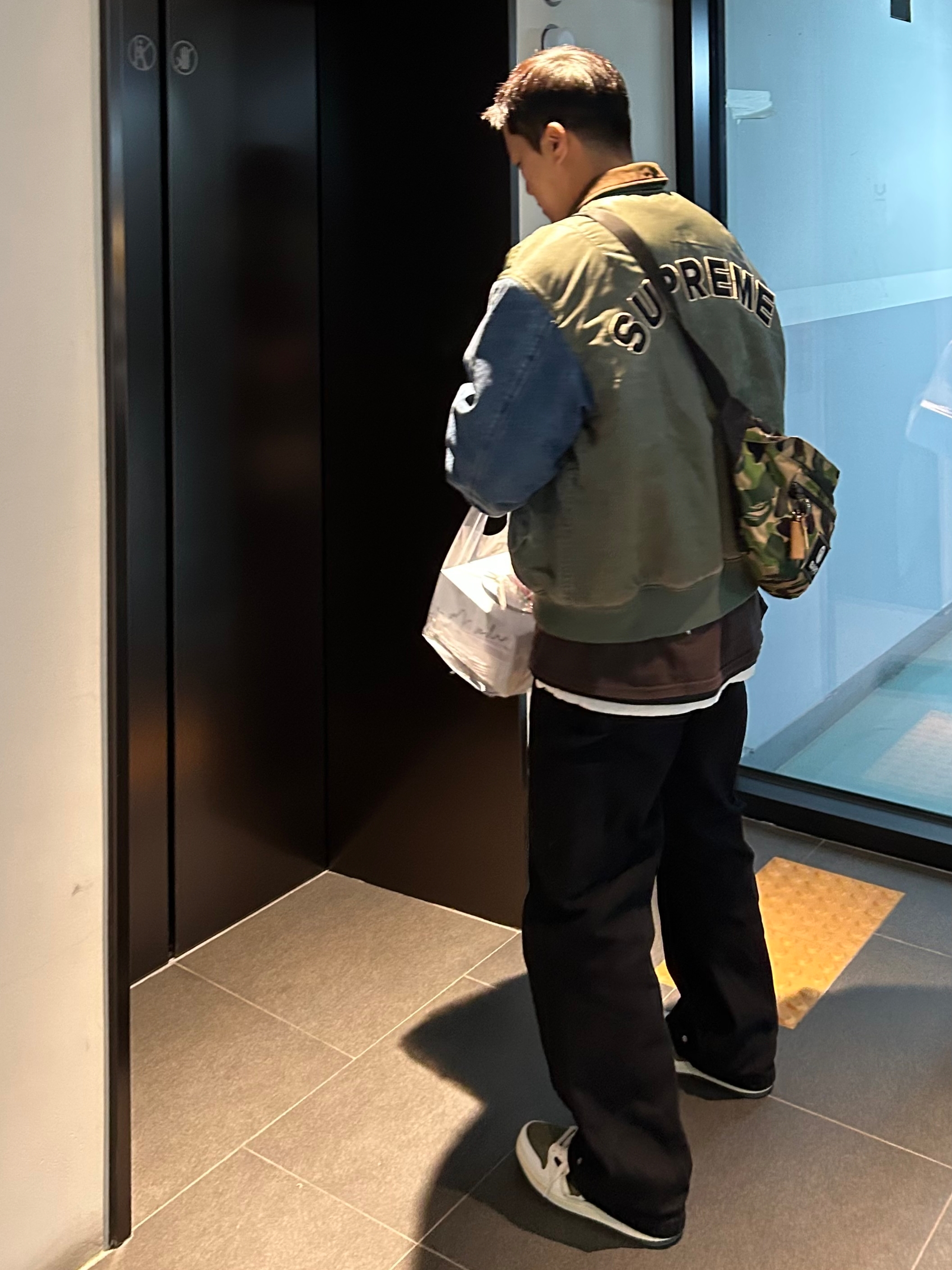Supreme Denim Sleeve MA-1 Olive - 23SS, Jordan 1 x Travis Scott Retro Low OG SP Reverse Olive 착용 스타일