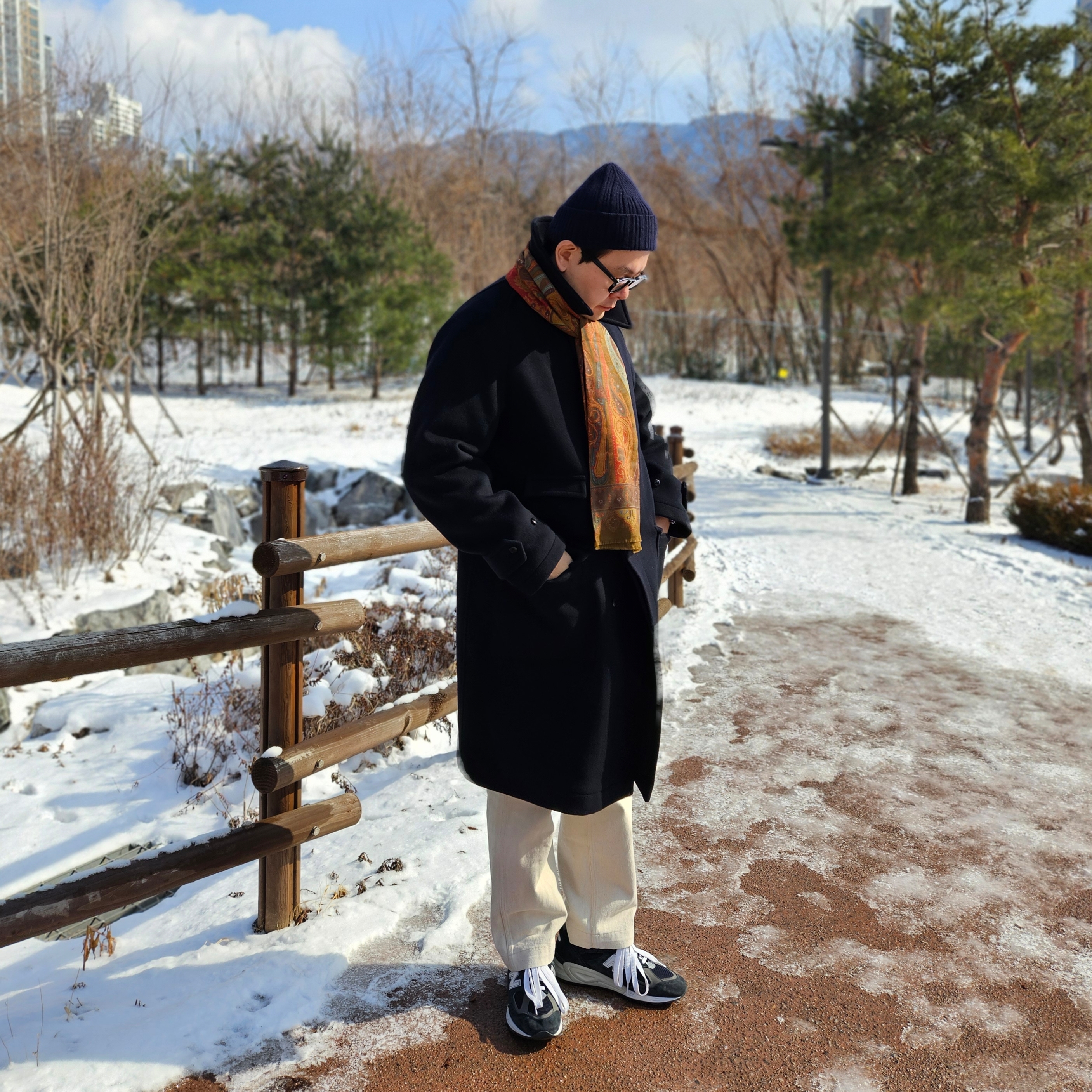 Kaptain Sunshine Traveller Coat Top Navy, New Balance 990v2 Made in USA Navy 착용 스타일 - 5