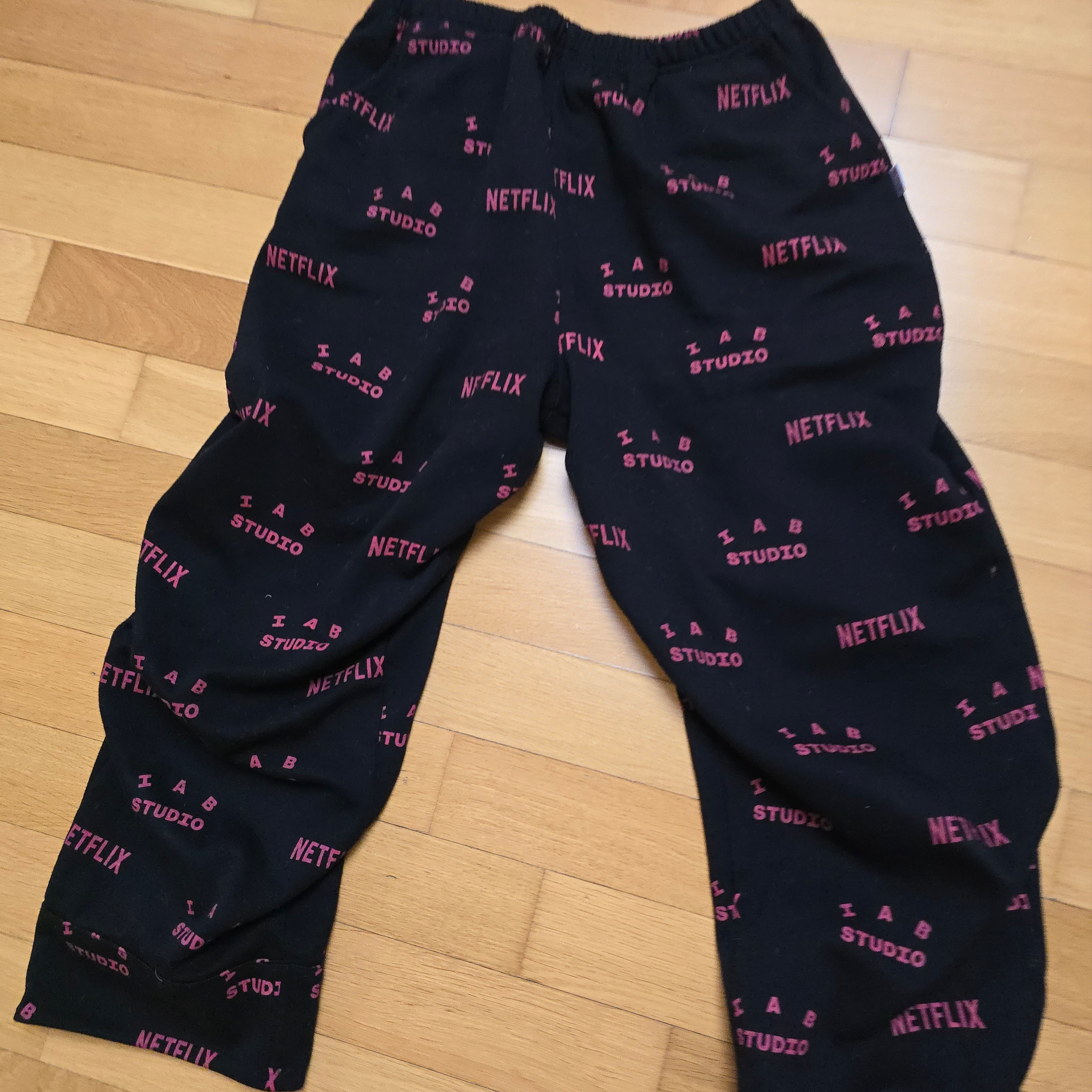 IAB Studio x Netflix Pajama Cushion Cover Set Black 착용 스타일