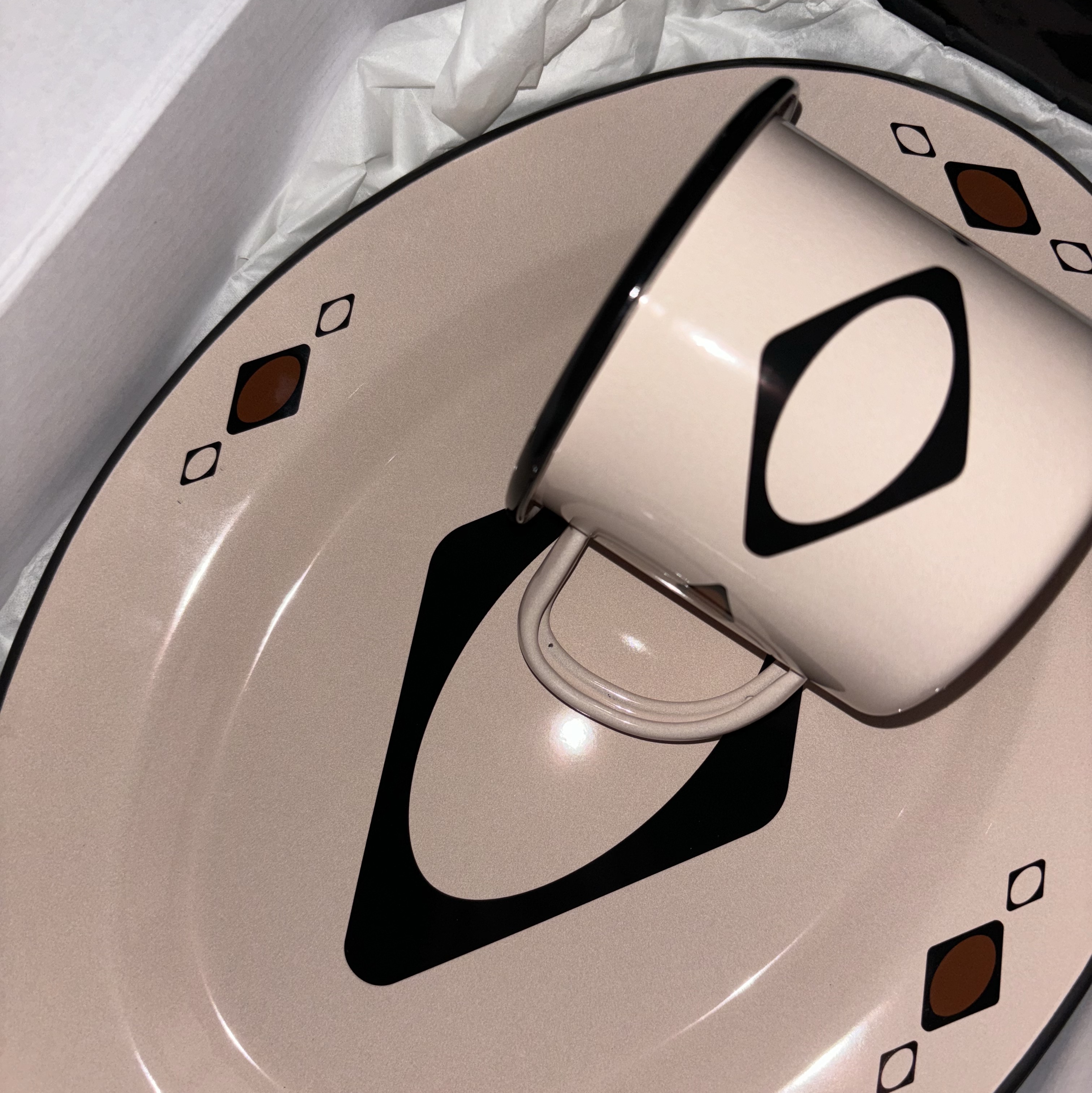 Mischief x Crow Canyon V11 Mug & V94 Oval Plate Set 착용 스타일