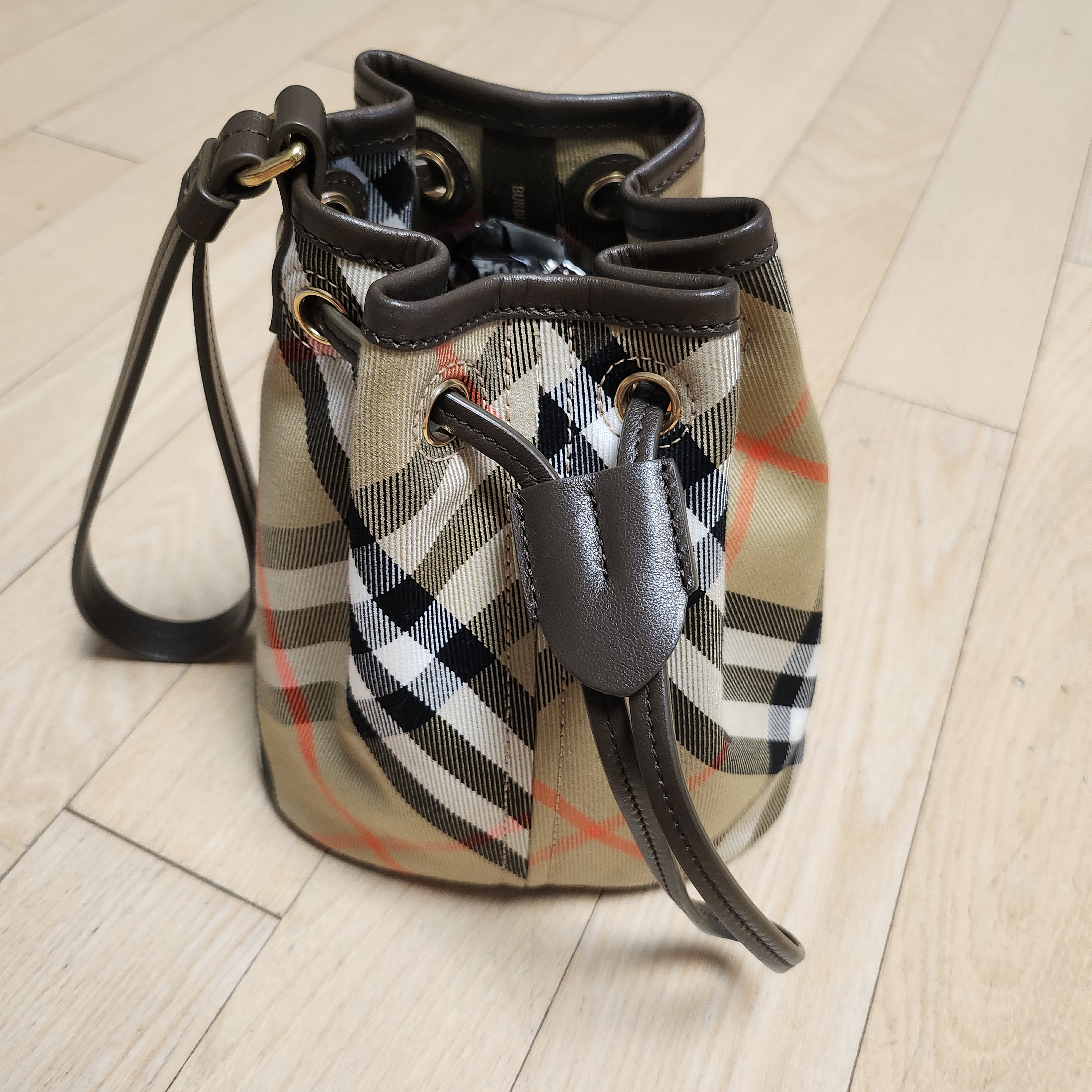 Burberry Check Drawstring Mini Bag Beige 착용 스타일