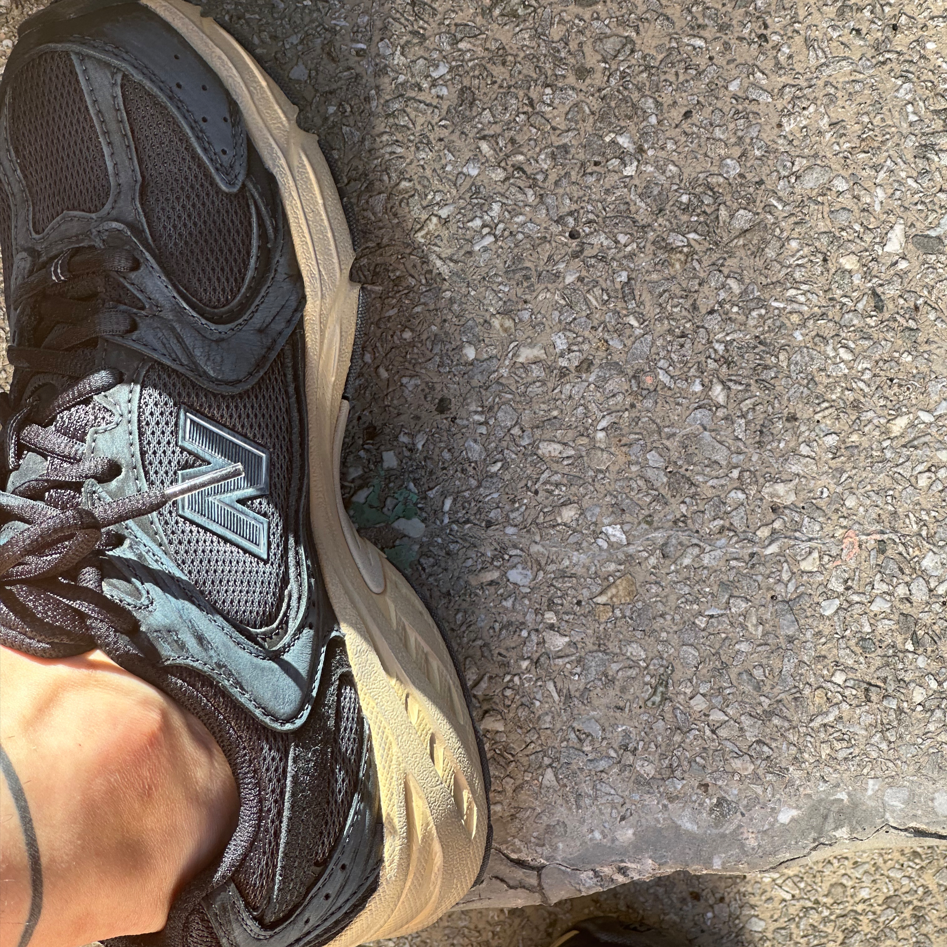 New Balance 530 Vintage Black Gum 착용 스타일 - 1