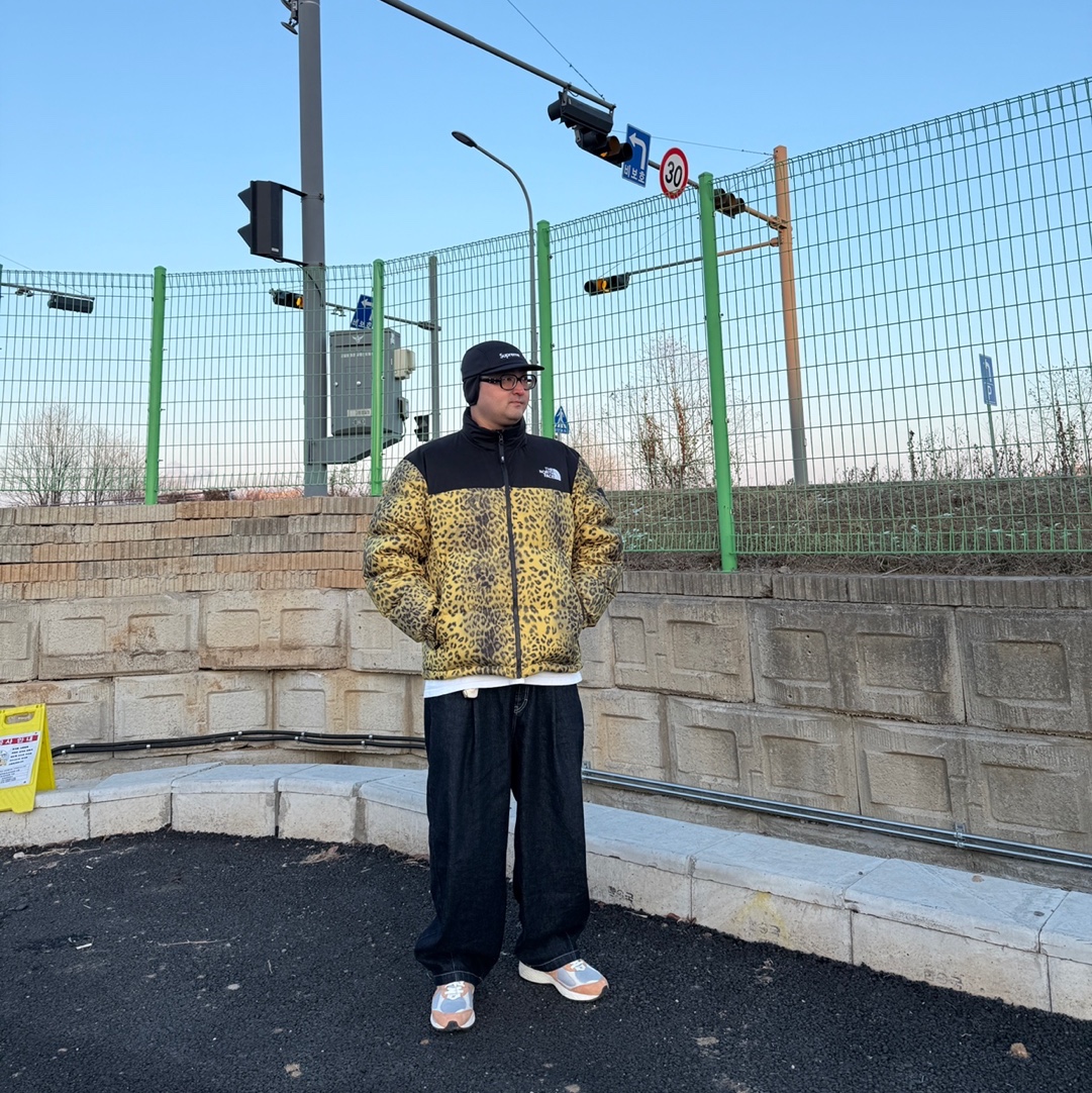 Supreme Windstopper Earflap Camp Cap Black - 24FW, Stussy Squared T-Shirt White 착용 스타일 - 2