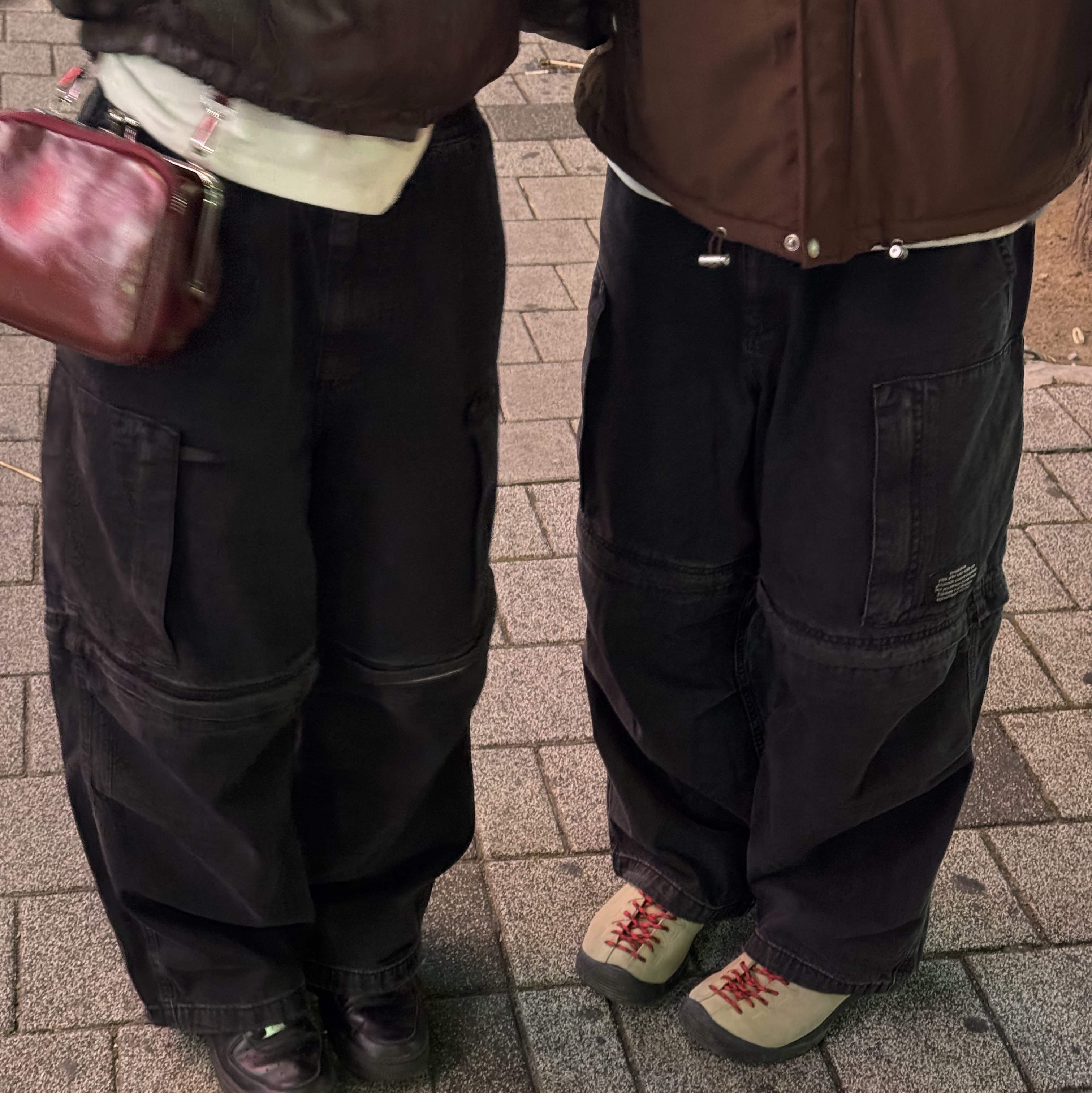 GU x Undercover Denim Convertible Wide Cargo Pants Dark Gray 착용 스타일