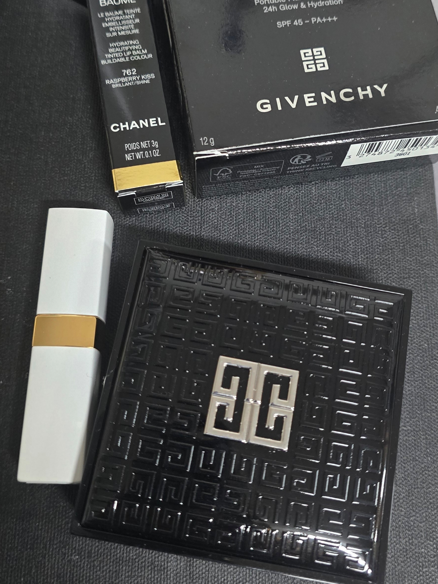 Givenchy Prisme Libre Skin Caring Glow Cushion C105, Chanel Rouge Coco Baume Shine 762 Raspberry Kiss 착용 스타일