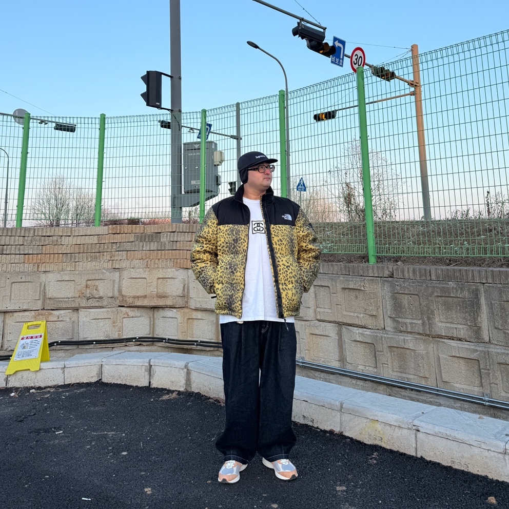 Supreme Windstopper Earflap Camp Cap Black - 24FW, Stussy Squared T-Shirt White 착용 스타일 - 1