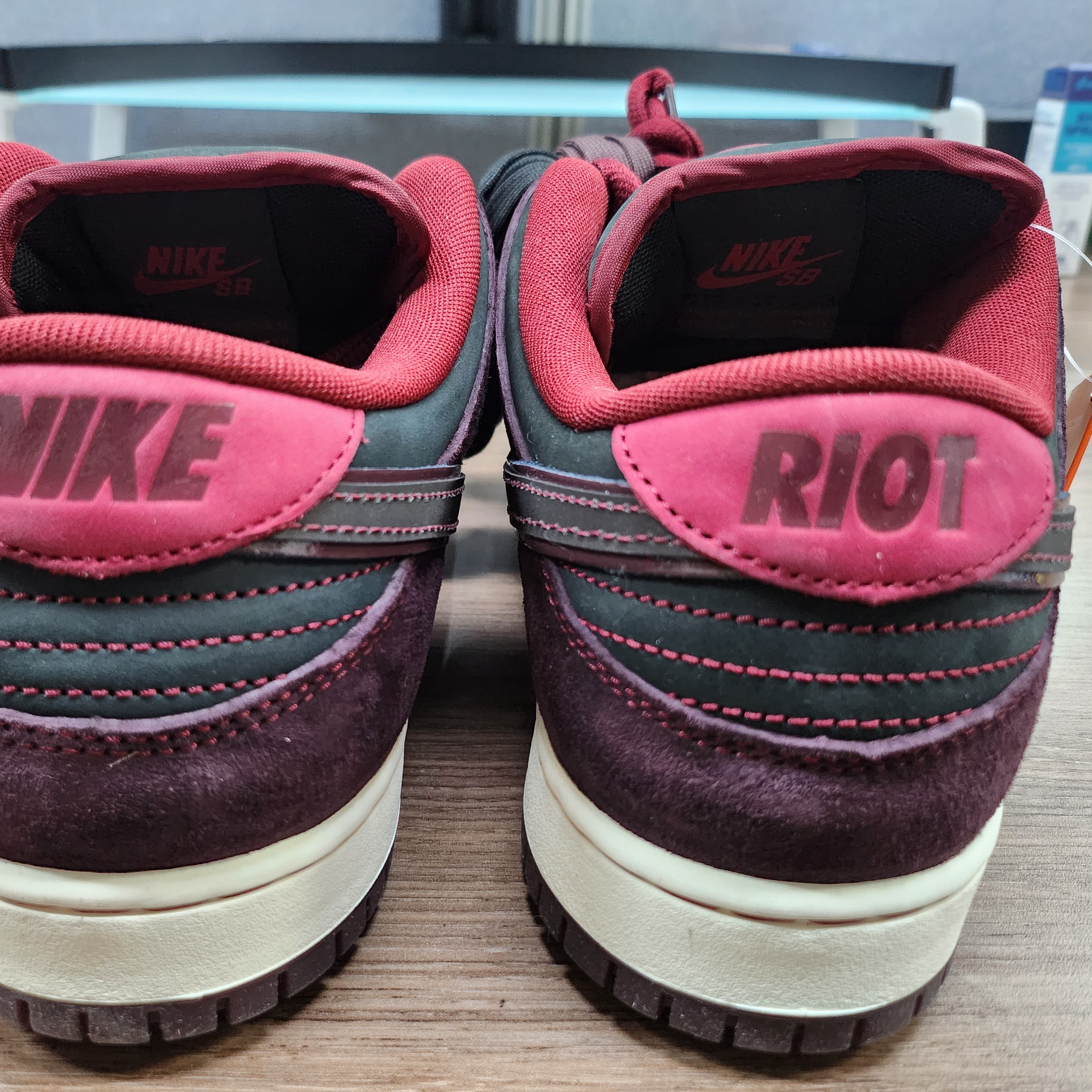 Nike x Riot Skateshop SB Dunk Low Pro Mahogany and Team Red 착용 스타일 - 3