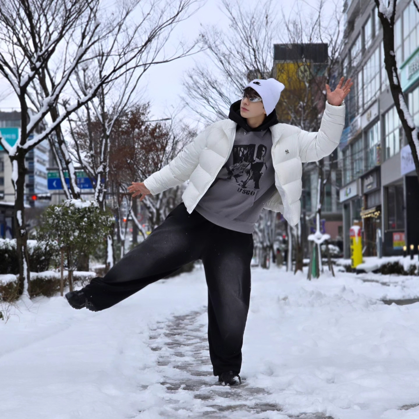 Nike NSW Utility Futura Beanie White, Asics Gel-Sonoma 15-50 Black Obsidian Grey 착용 스타일 - 2