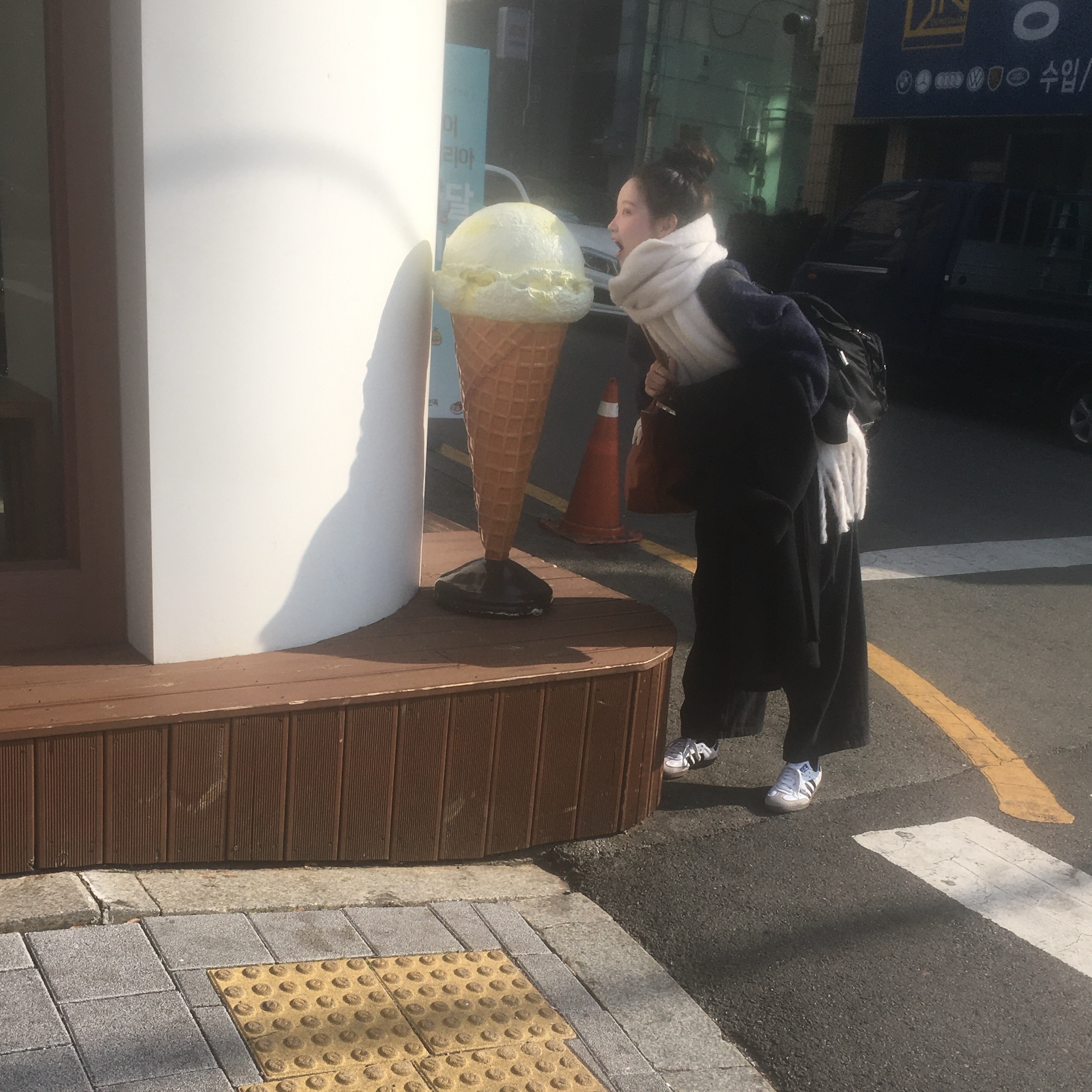 Adidas Samba OG Cloud White, Prada Nylon Backpack Black 착용 스타일 - 4