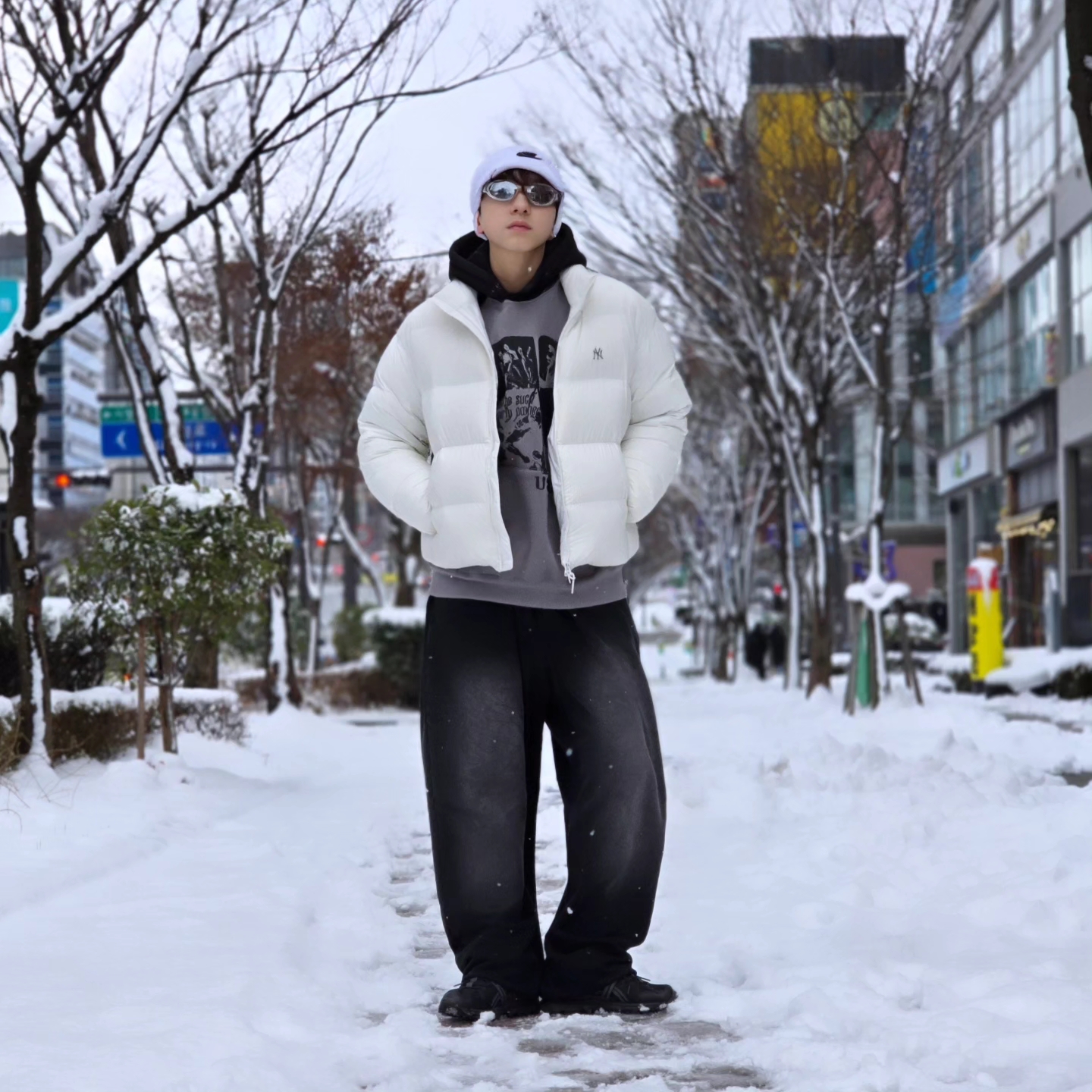 Nike NSW Utility Futura Beanie White, Asics Gel-Sonoma 15-50 Black Obsidian Grey 착용 스타일 - 1