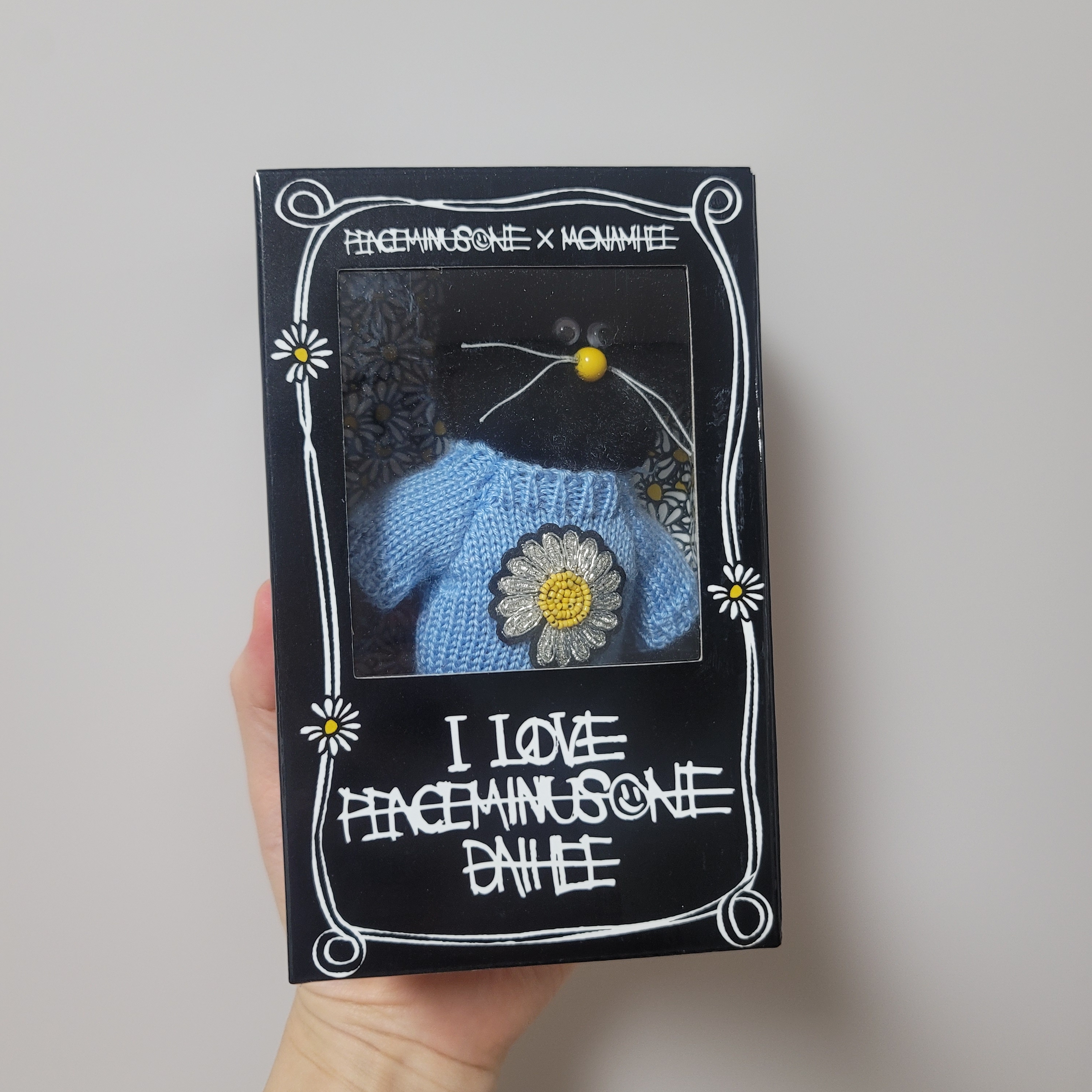 Monamhee x Peaceminusone Daihee Plush Keyring 착용 스타일