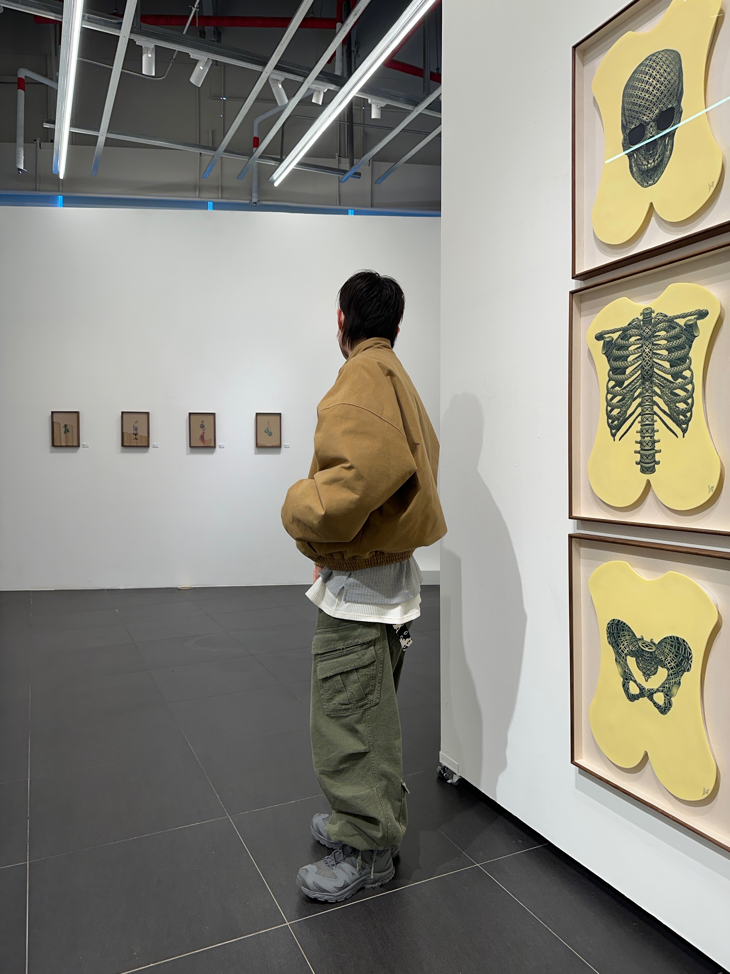 Nonnod Double Pocket Cargo Pants Vintage Khaki, Nonnod Moleskine Bomber Jacket Camel 착용 스타일 - 3