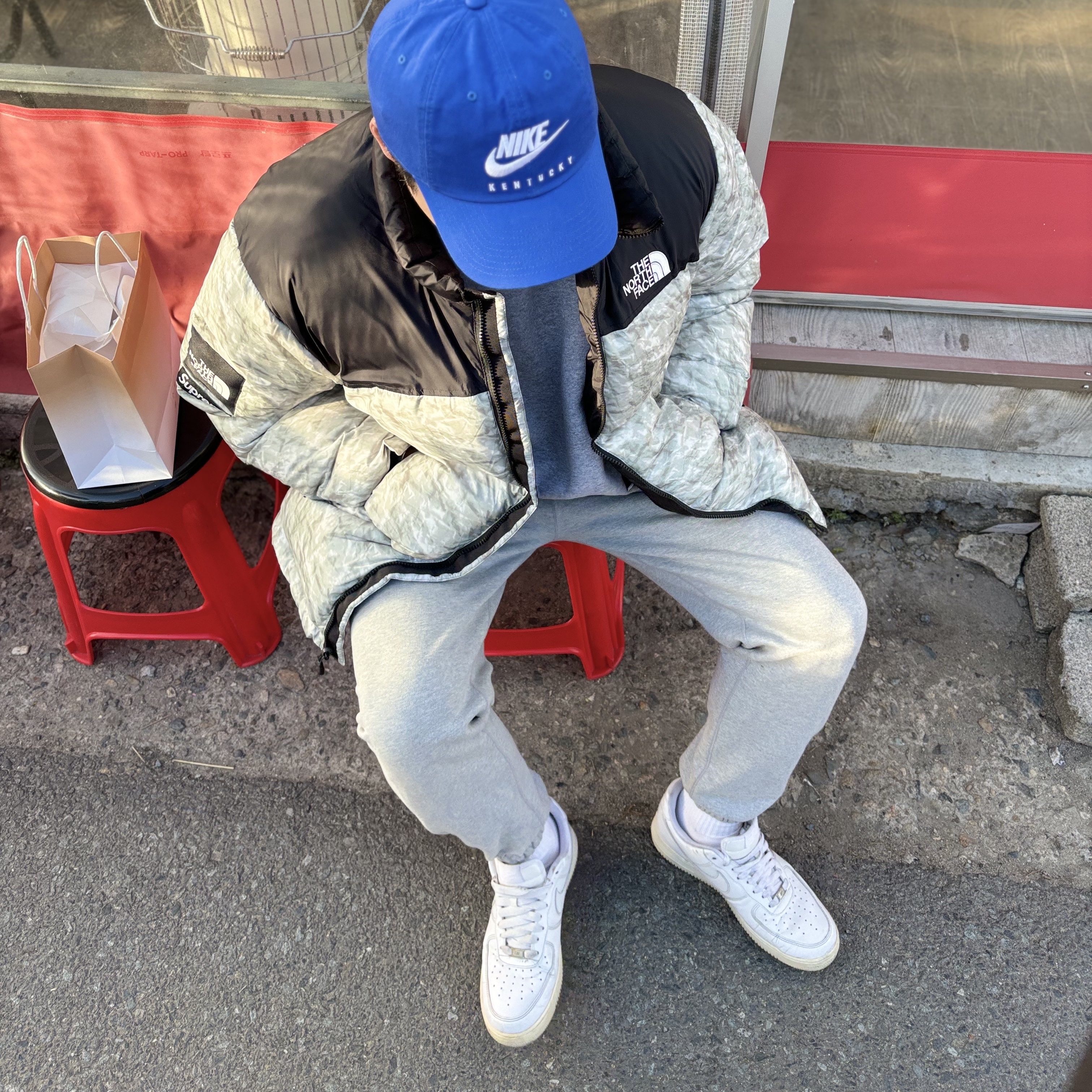 Supreme x The North Face Paper Print Nuptse Jacket - 19FW, Nike Air Force 1 '07 Low White 착용 스타일
