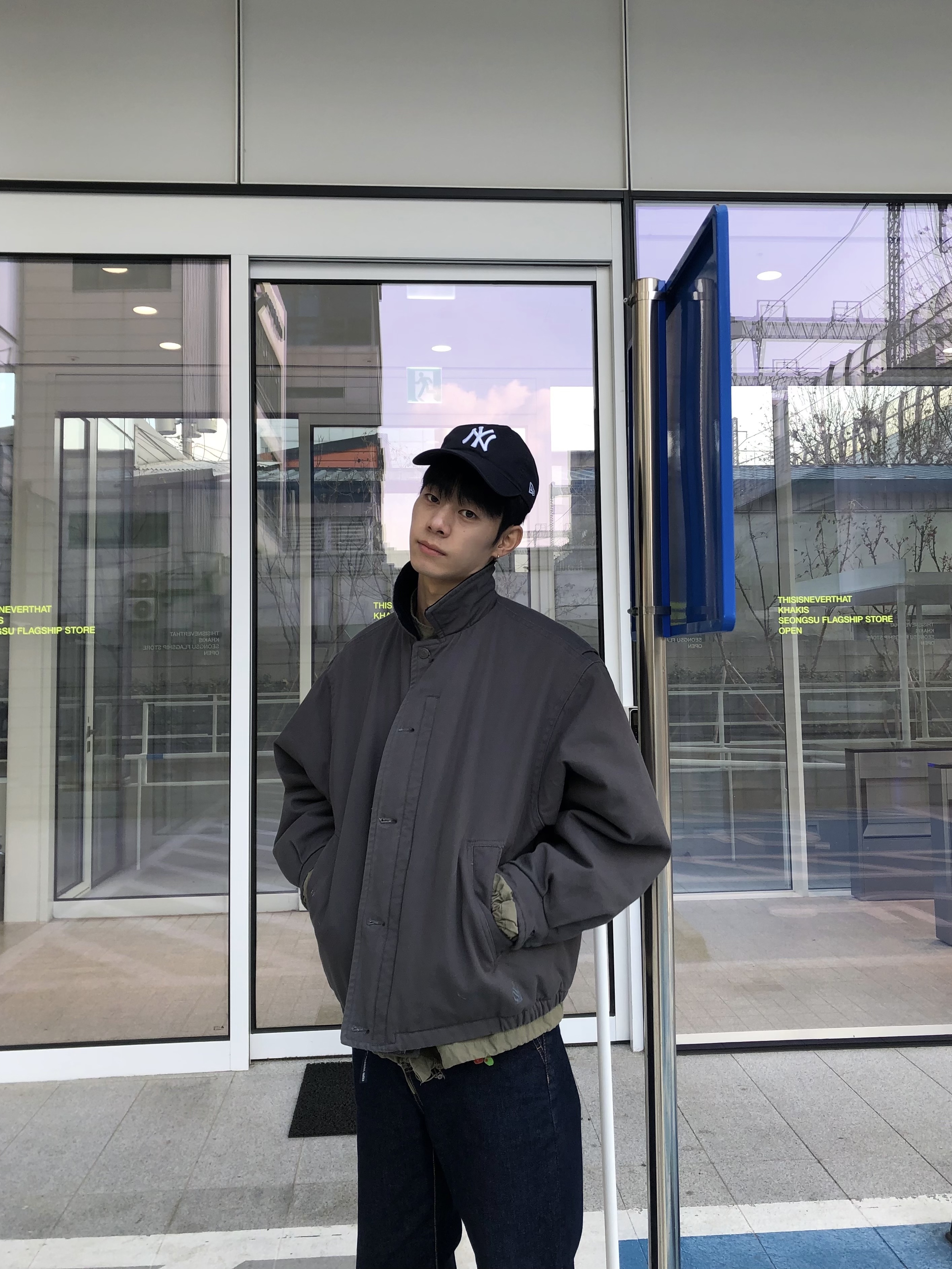 New Era x MoMA New York Yankees Cap Navy 착용 스타일 - 2