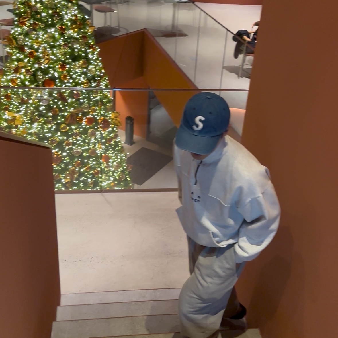 IAB Studio Half Zip Pullover Light Gray, Supreme Pigment S Logo 6-Panel Denim - 24FW 착용 스타일