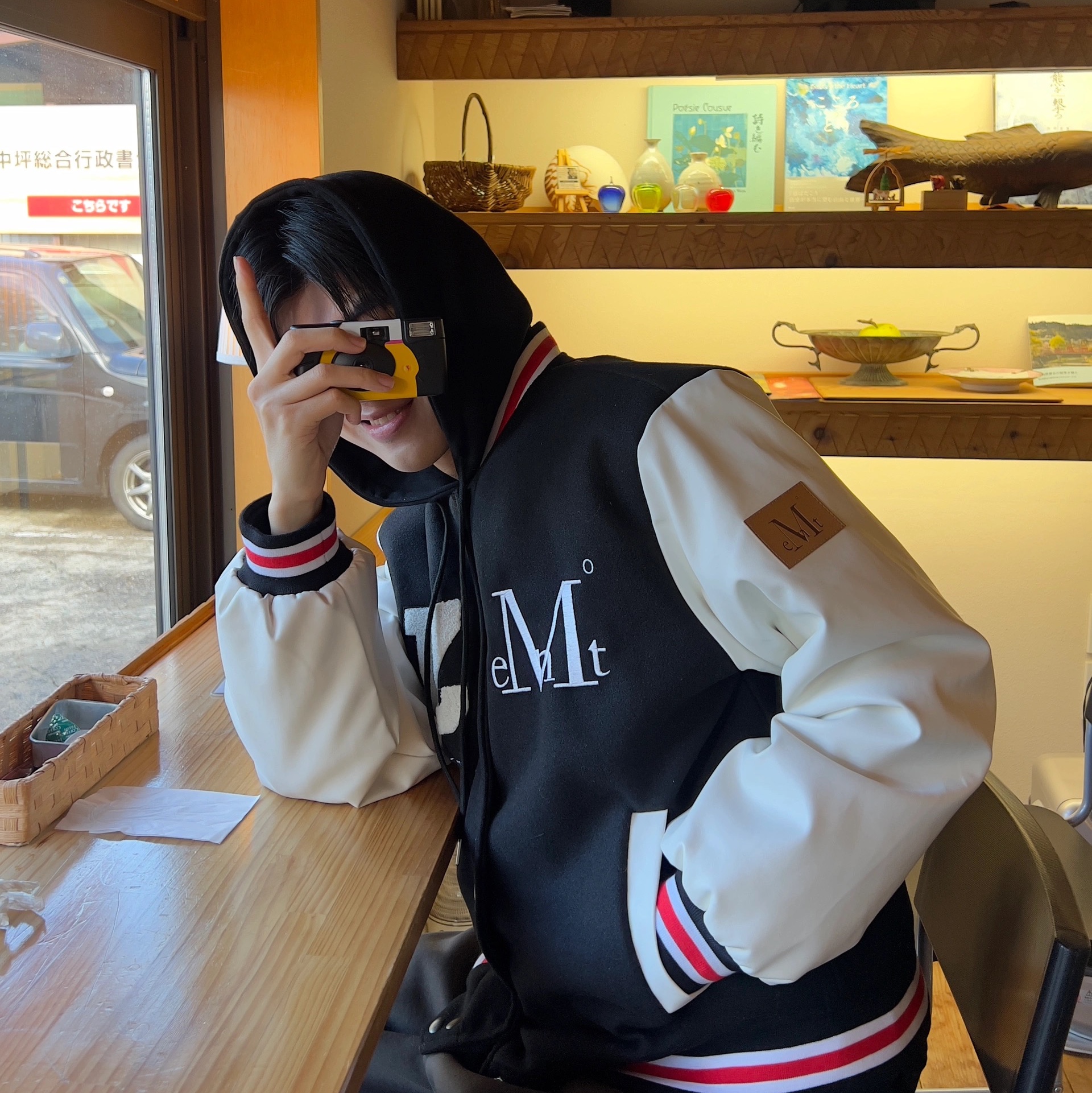 MUCENT Tiverton Signatuer Varsity Jacket Black 착용 스타일 - 3