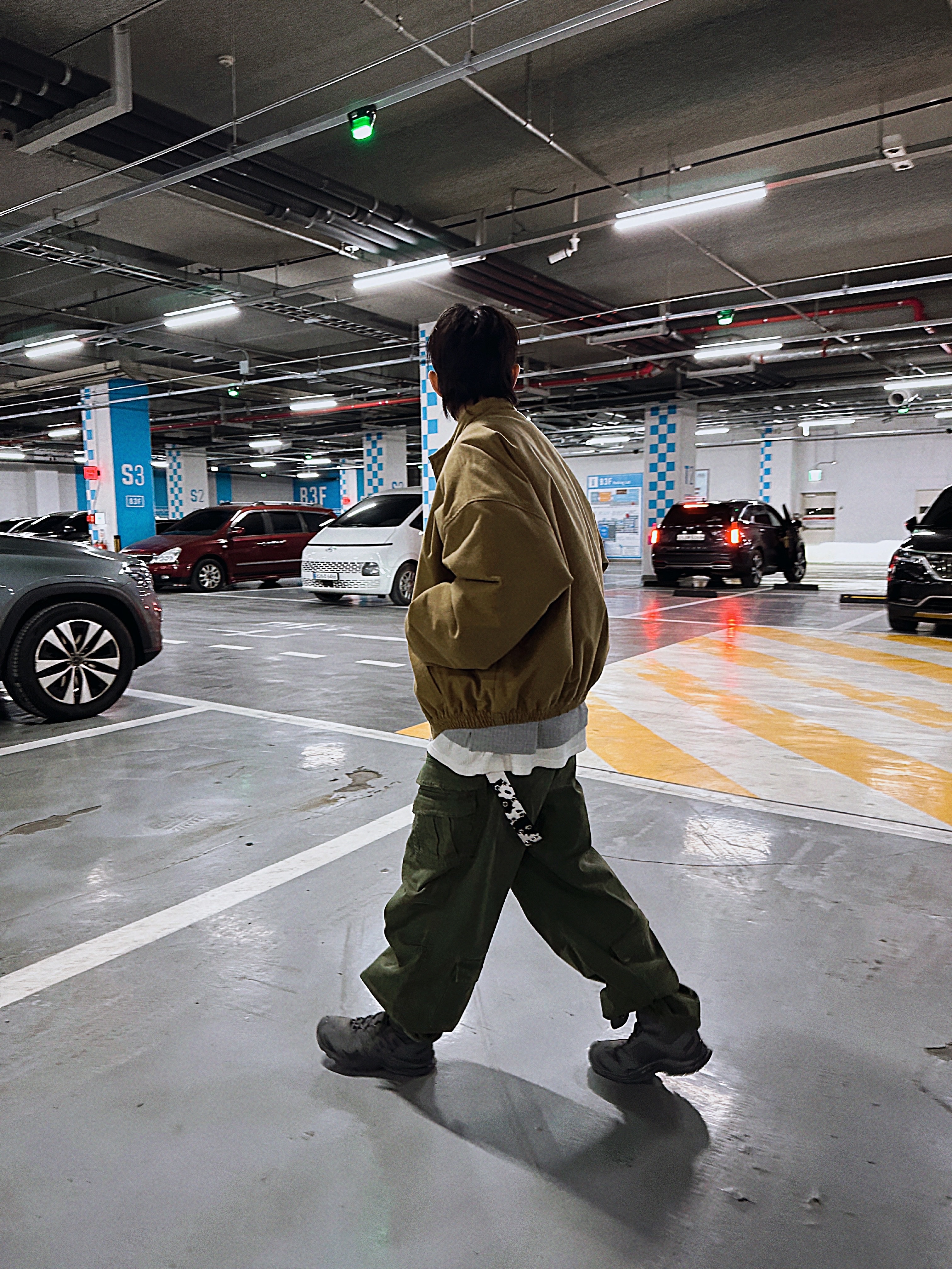 Nonnod Double Pocket Cargo Pants Vintage Khaki, Nonnod Moleskine Bomber Jacket Camel 착용 스타일 - 6